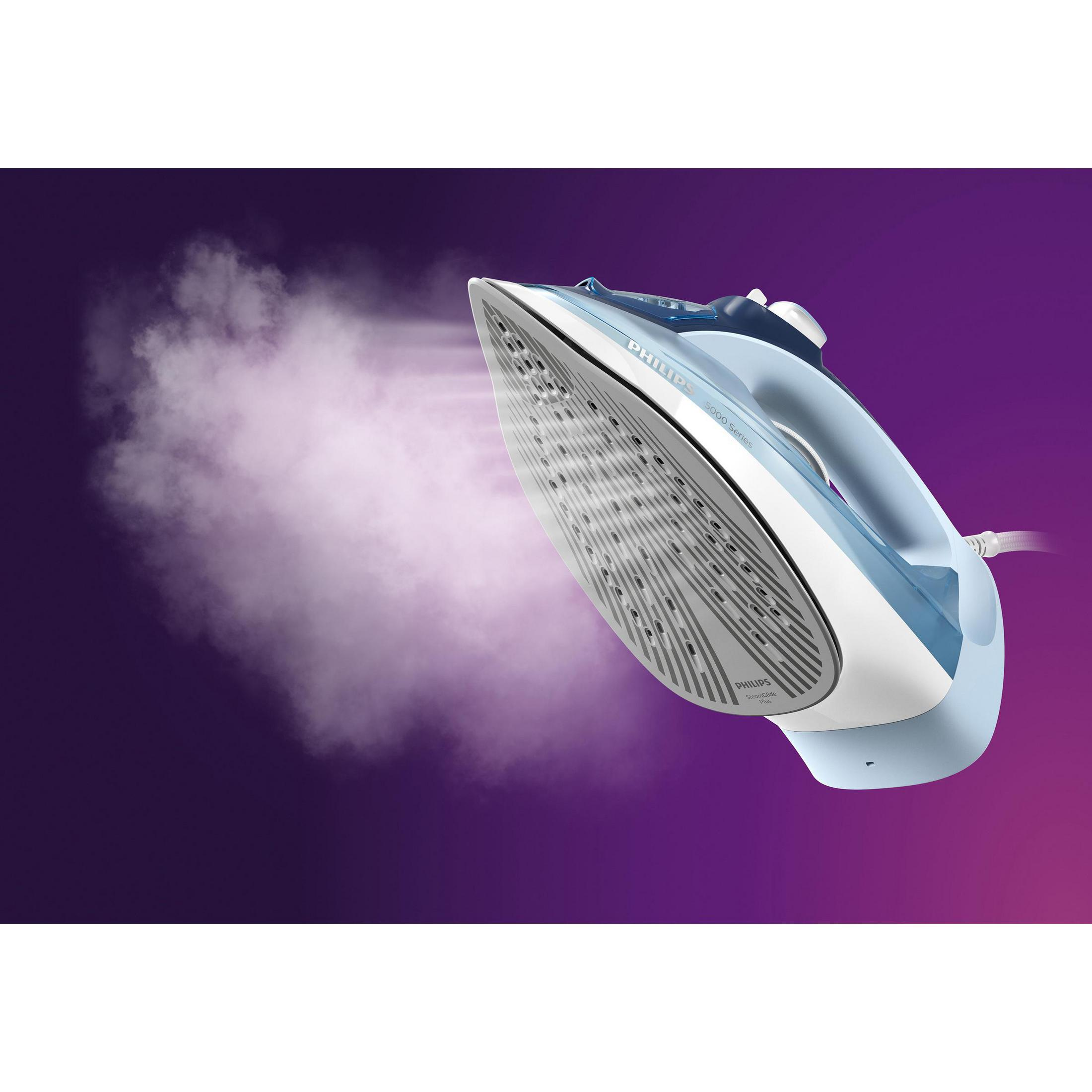 Niebieskie żelazko Philips paruje. Żelazko pokazane na fioletowym tle.