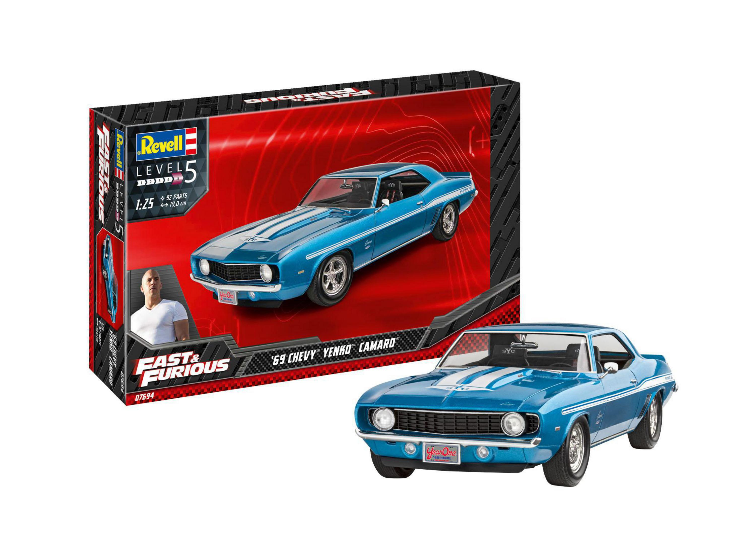 Ein blaues Modellauto '69 Chevy Yenko Camaro in einer Box. Das Auto hat weiße Streifen.