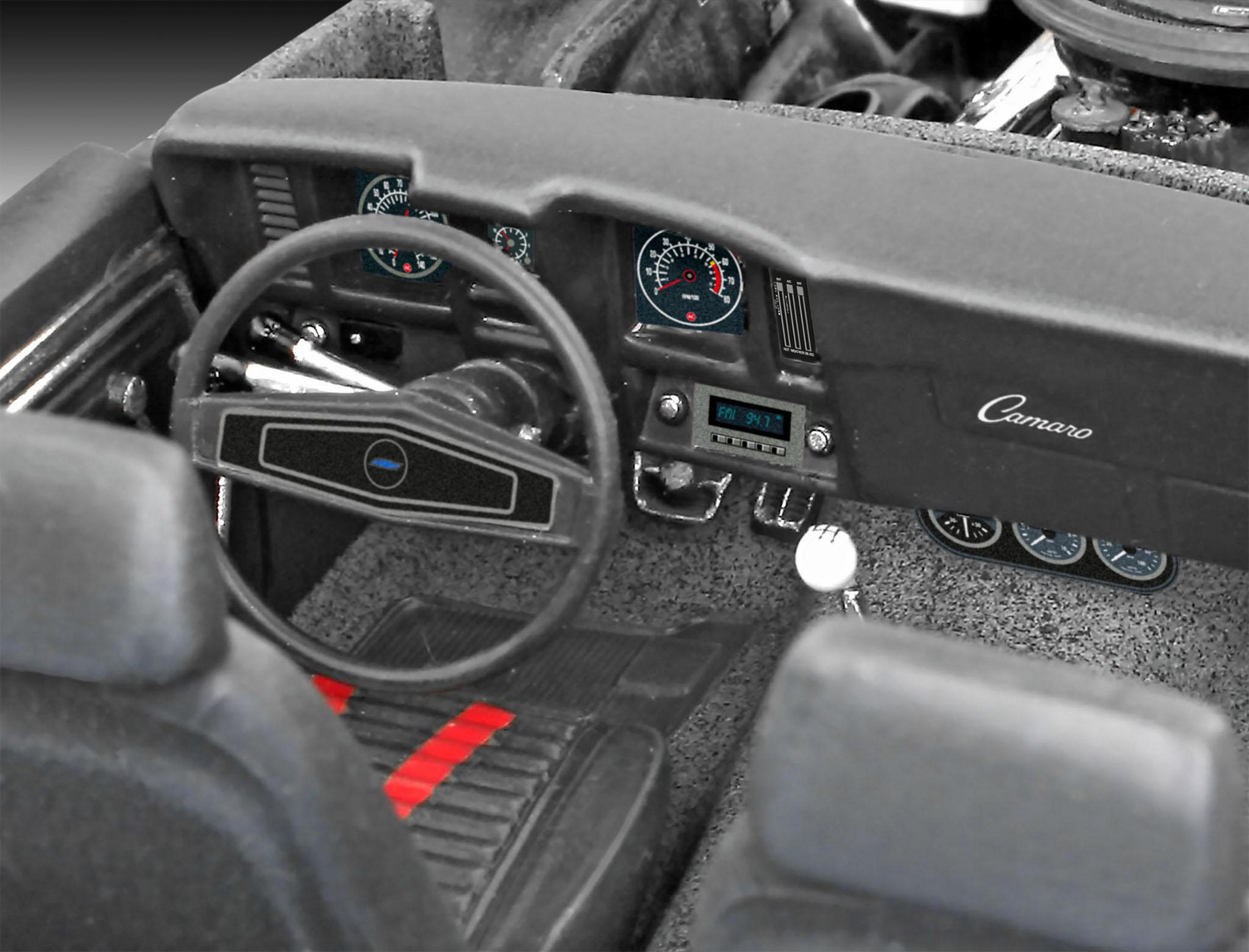 Innenraum eines klassischen Autos mit Armaturen, Anzeigen und Lenkrad.