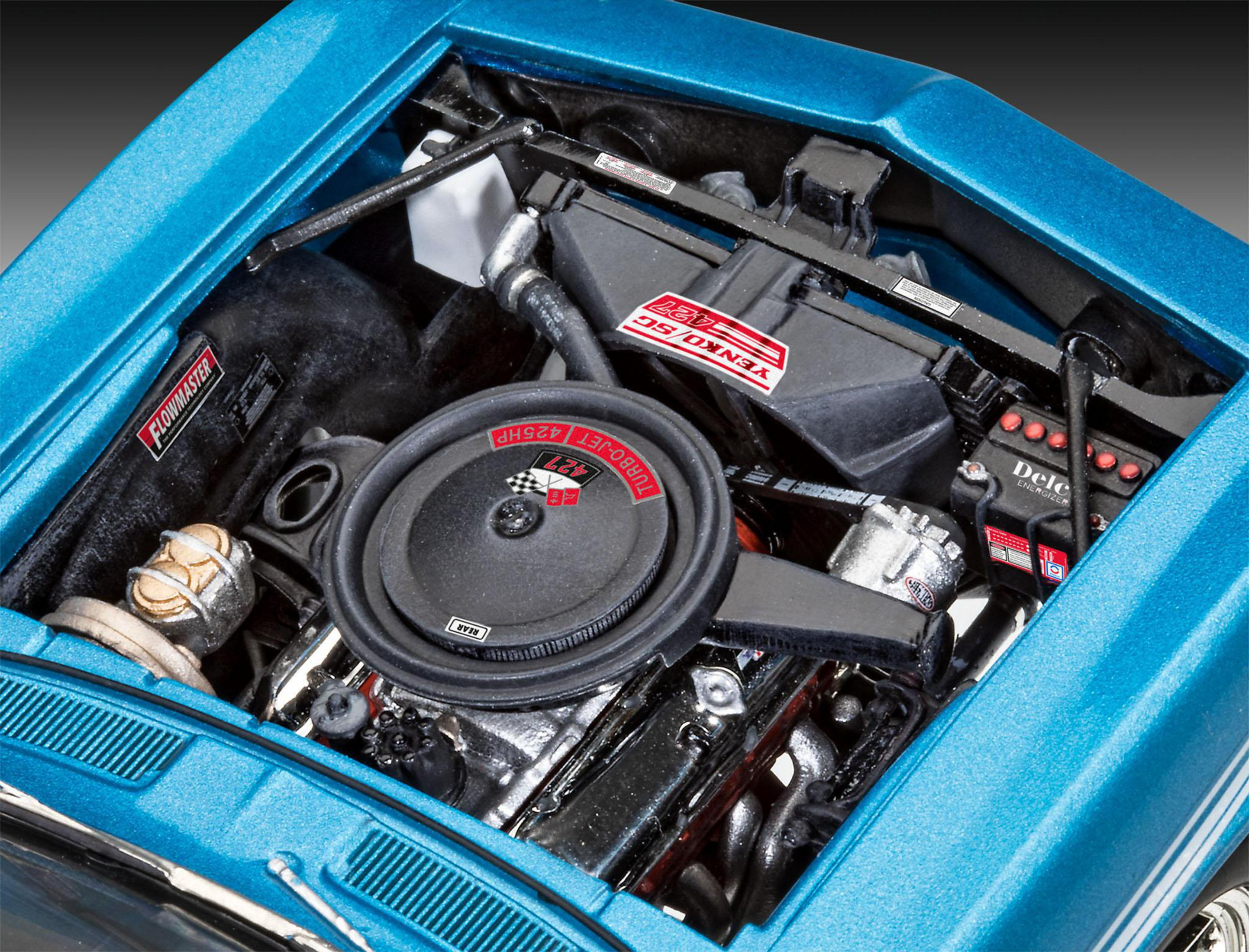Blauer Motorraum-Modell mit Etiketten und Details.