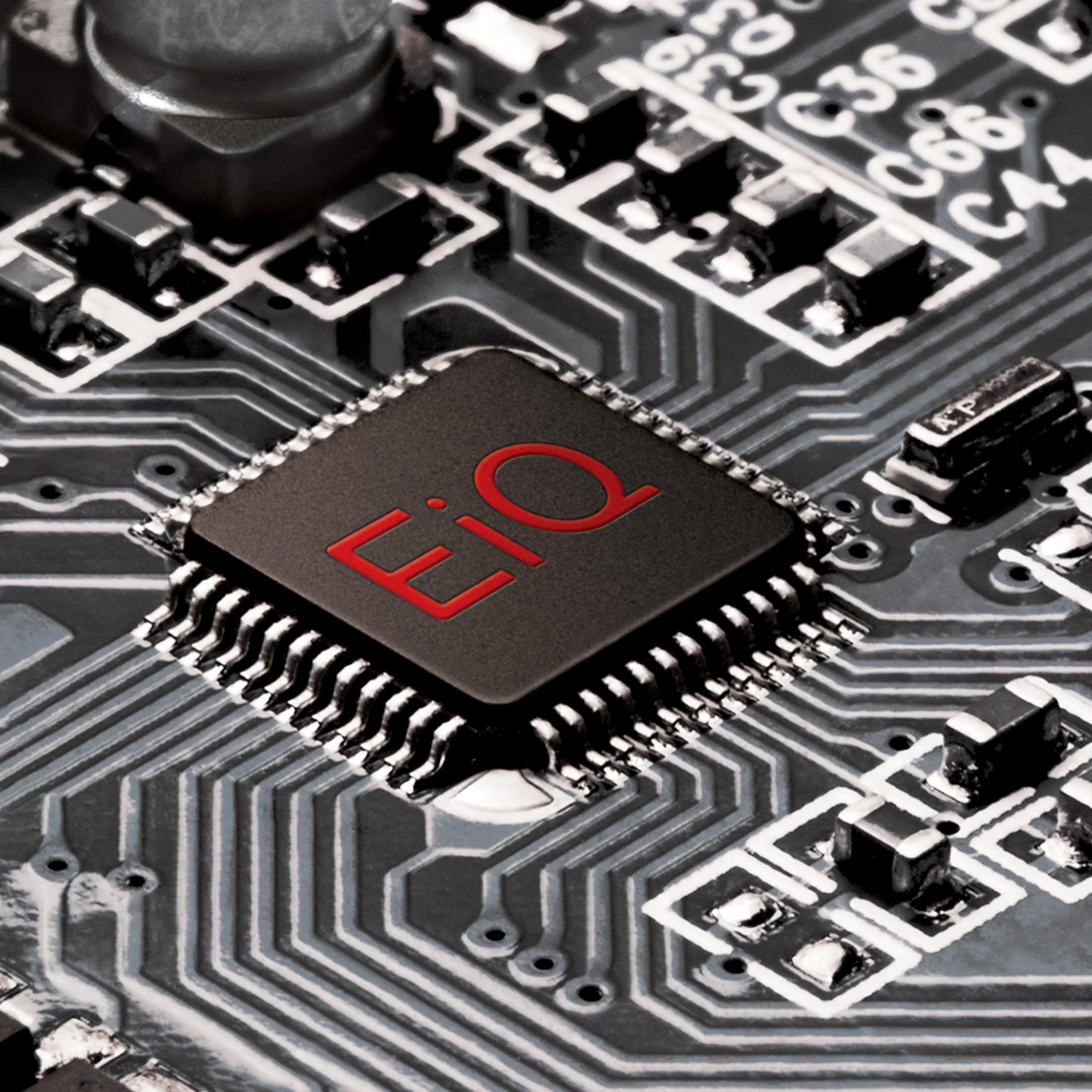 Nahaufnahme eines schwarzen Computerchips mit rotem Text 'EiQ'.