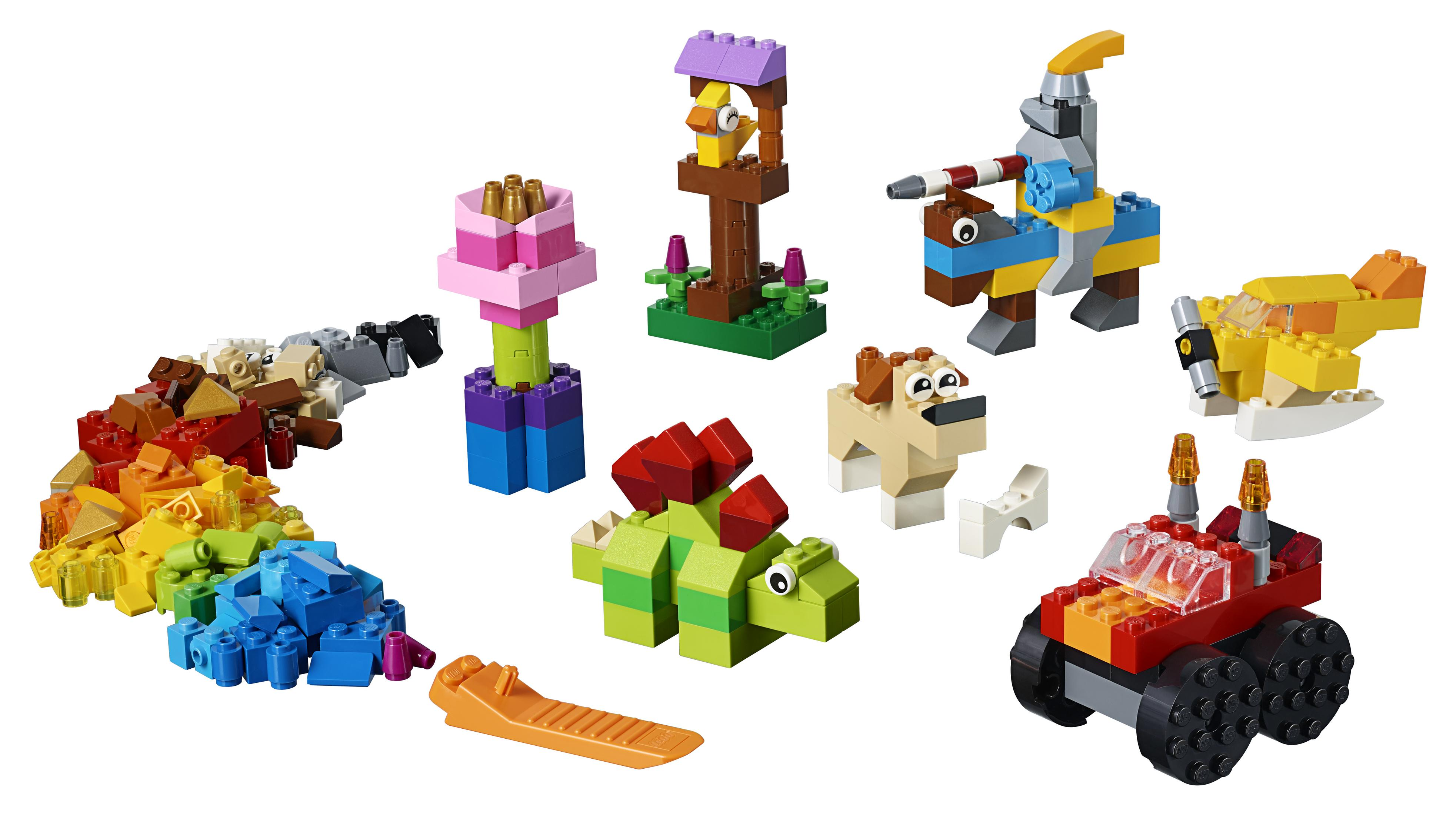 Lego-Steine in verschiedenen Farben und Formen, darunter eine Blume, ein Dinosaurier und ein Auto.