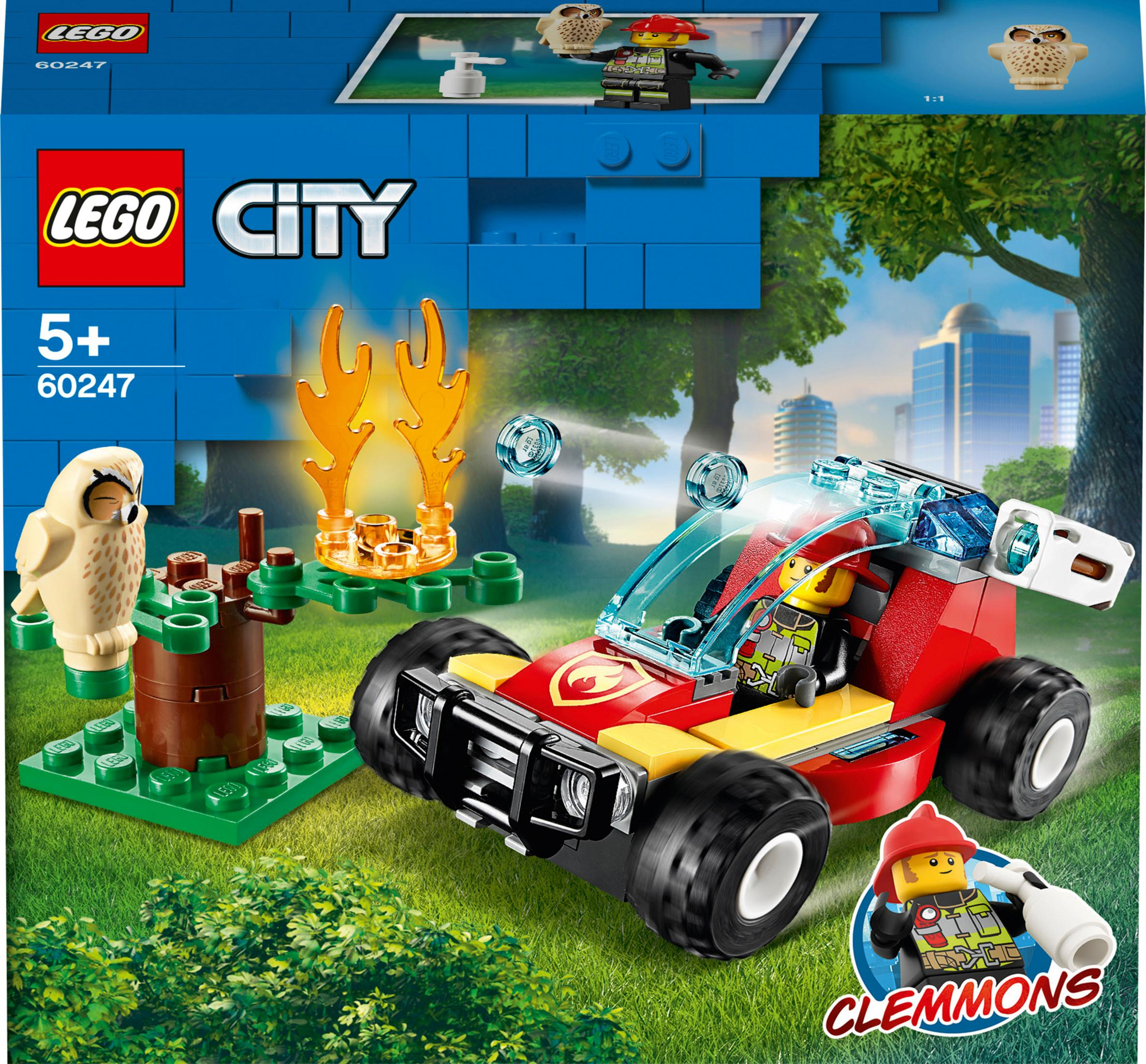 Lego City Set mit Feuerwehrwagen, Figuren, Waldszene und Lego-Eule. Blauer Hintergrund.