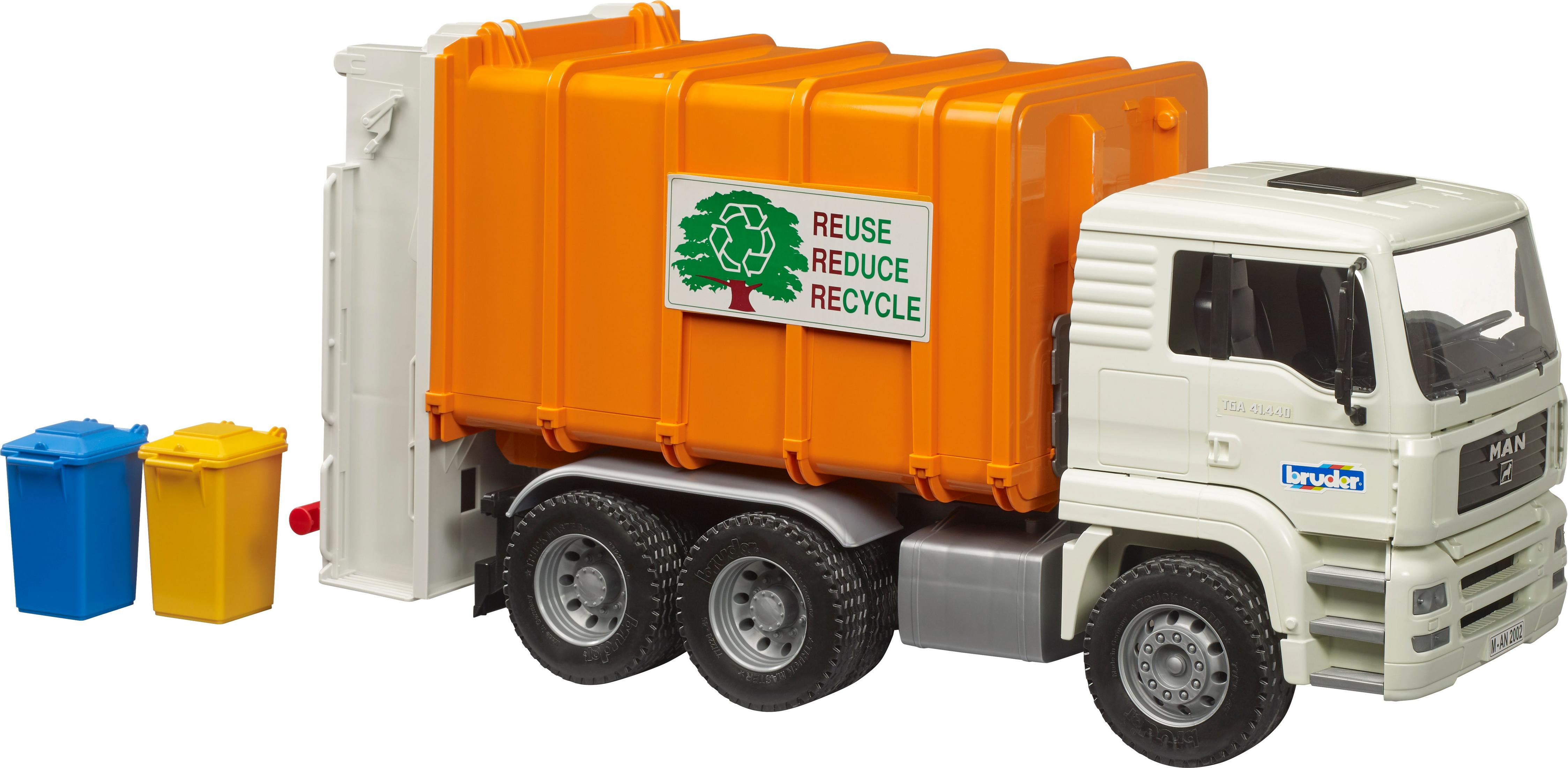 Ein orangefarbener und weißer Bruder-Müllwagen mit blauen und gelben Recyclingbehältern wird gezeigt.