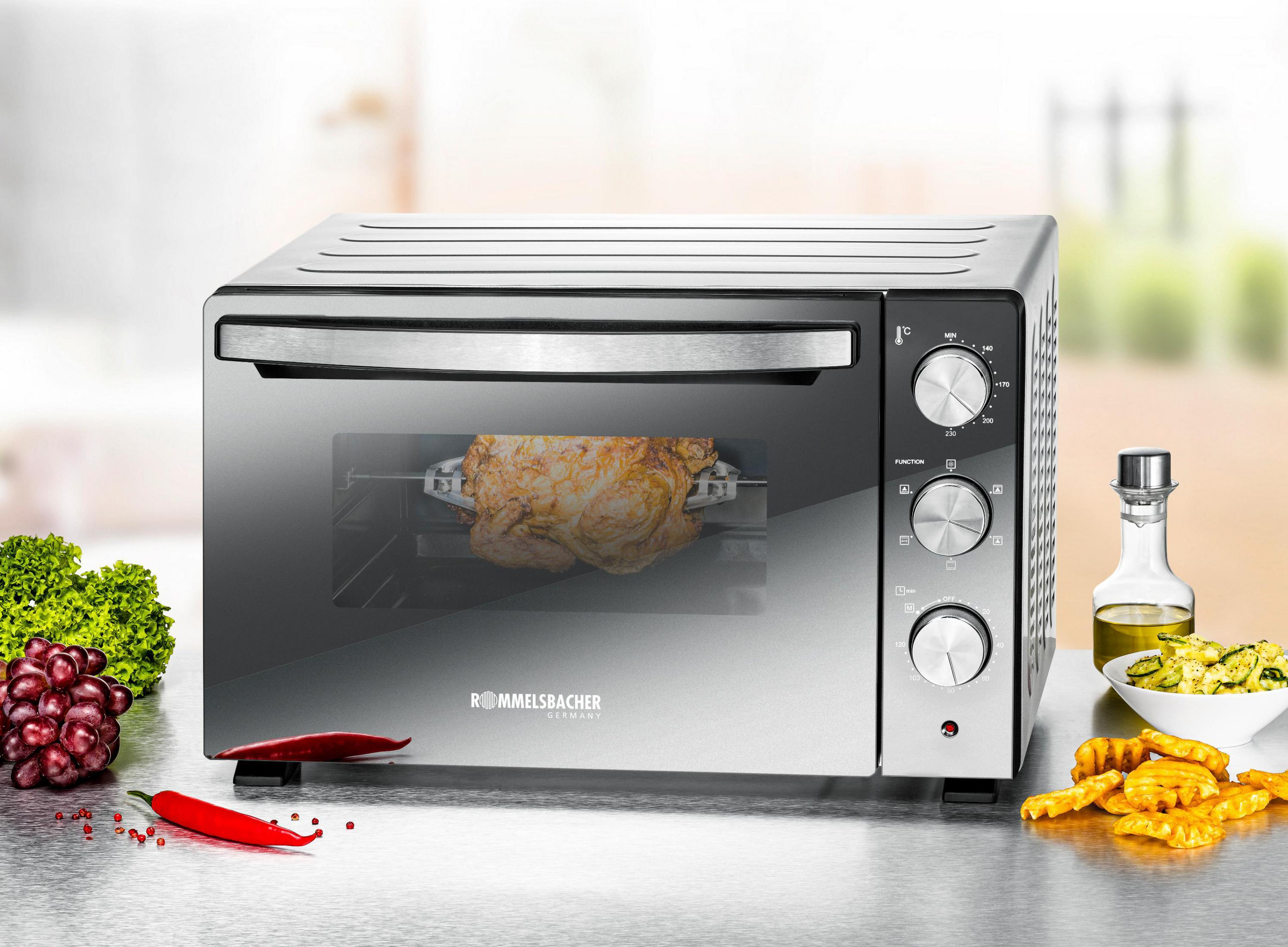 Piekarnik piecze kurczaka. Produkty i butelka oleju po lewej i prawej stronie.