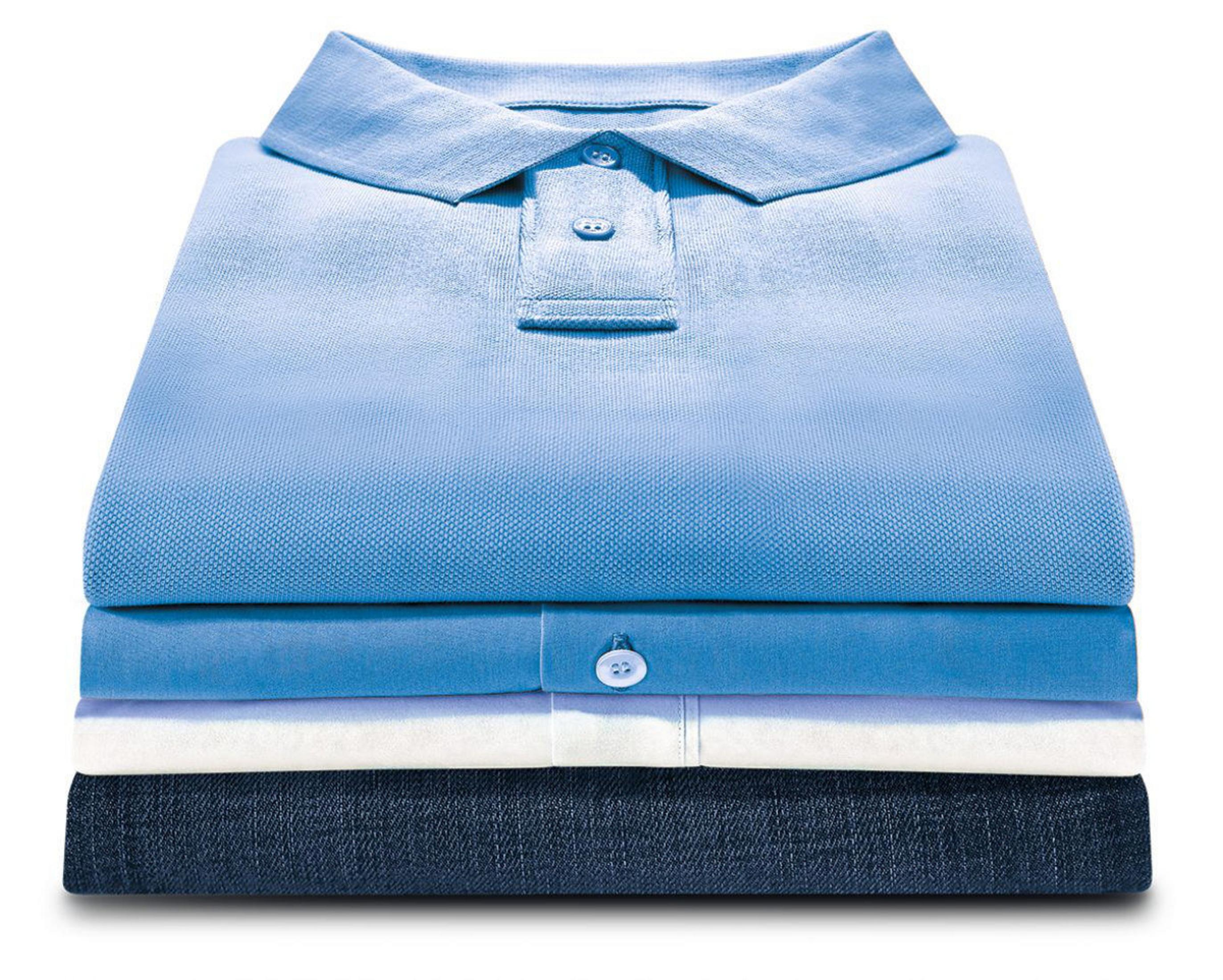 Stos czterech złożonych koszulek polo w różnych odcieniach niebieskiego i białego.