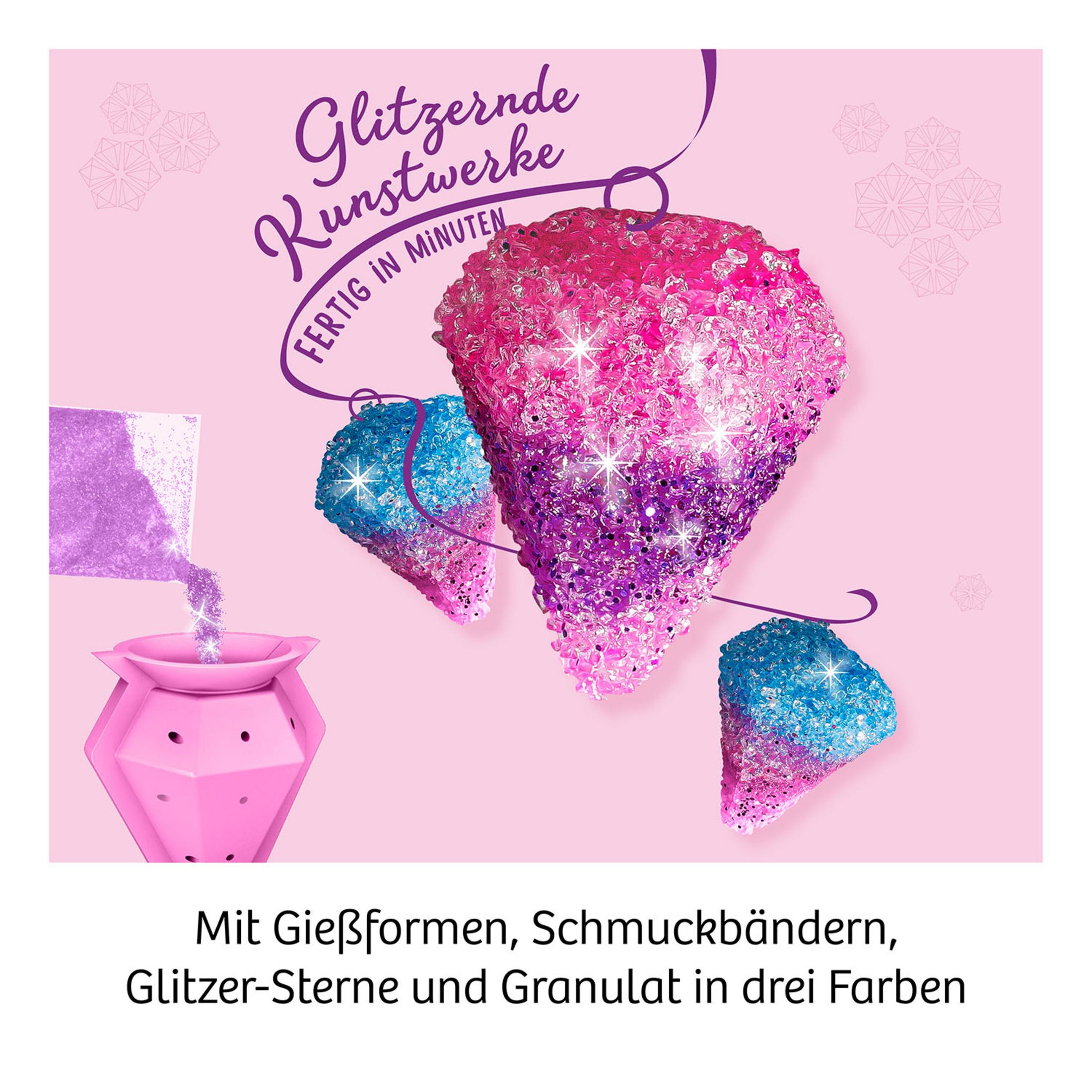 Bastelmaterialien mit Glitzer und Ornamenten, ein pinkfarbener Behälter und einige glitzernde Kunstwerke.