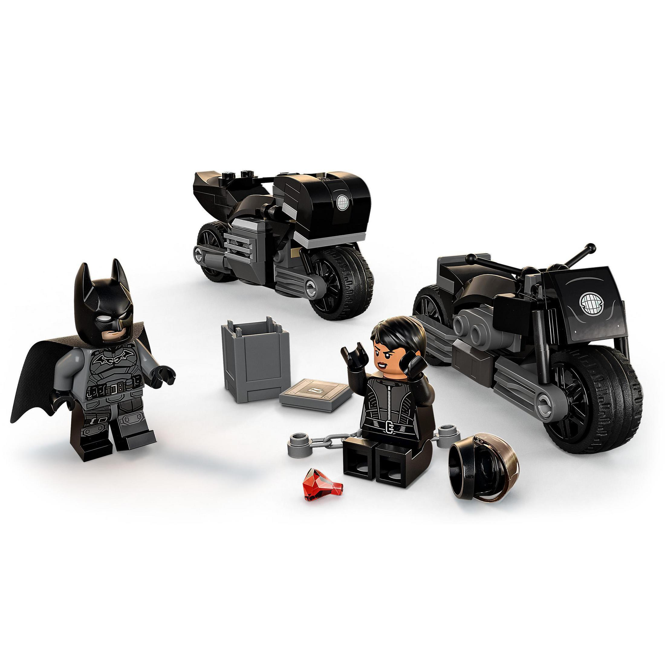 Set Lego Batman con Batman, Harley Quinn e moto. Sfondo bianco.