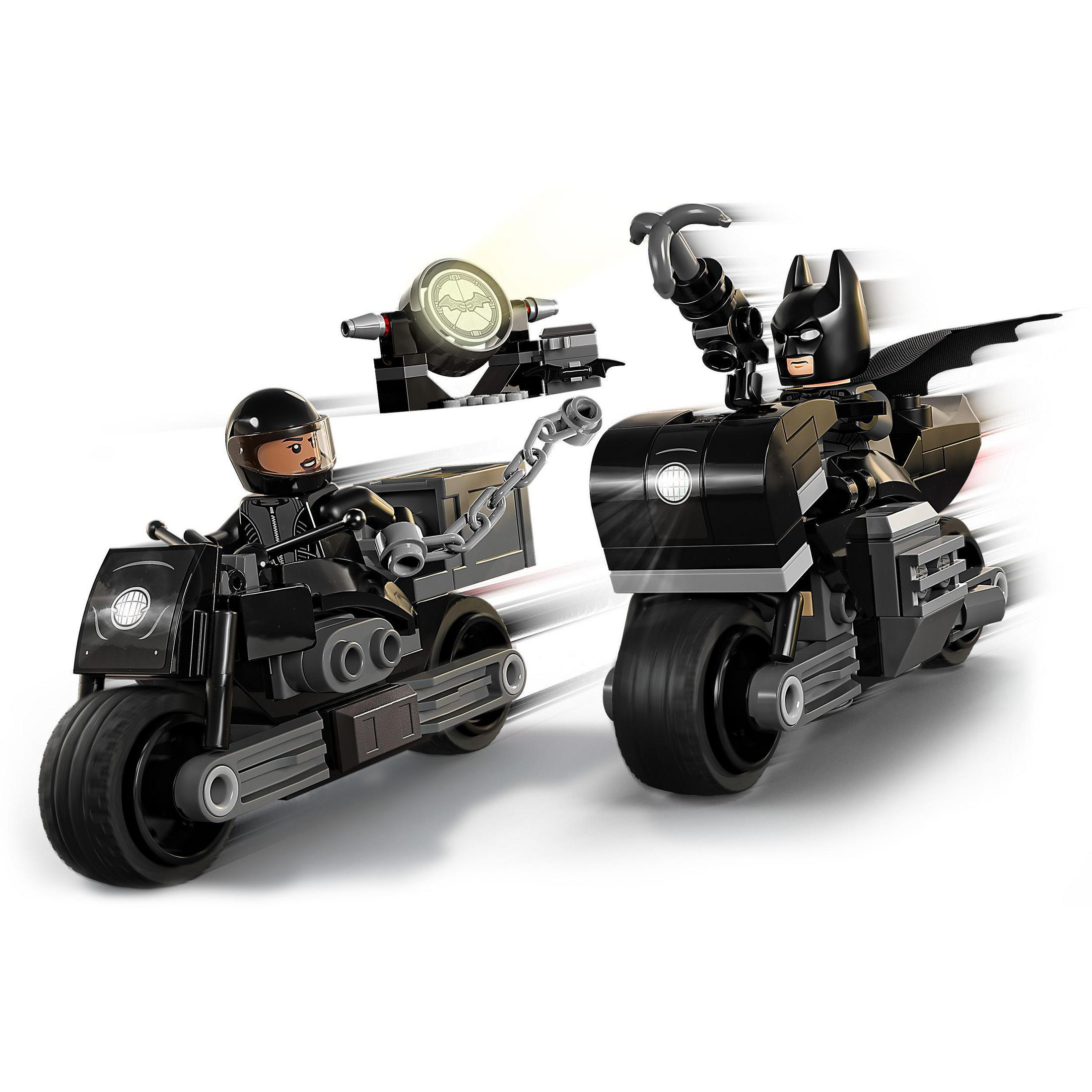 Due moto giocattolo con figure di Batman e Catwoman, nere e grigie.