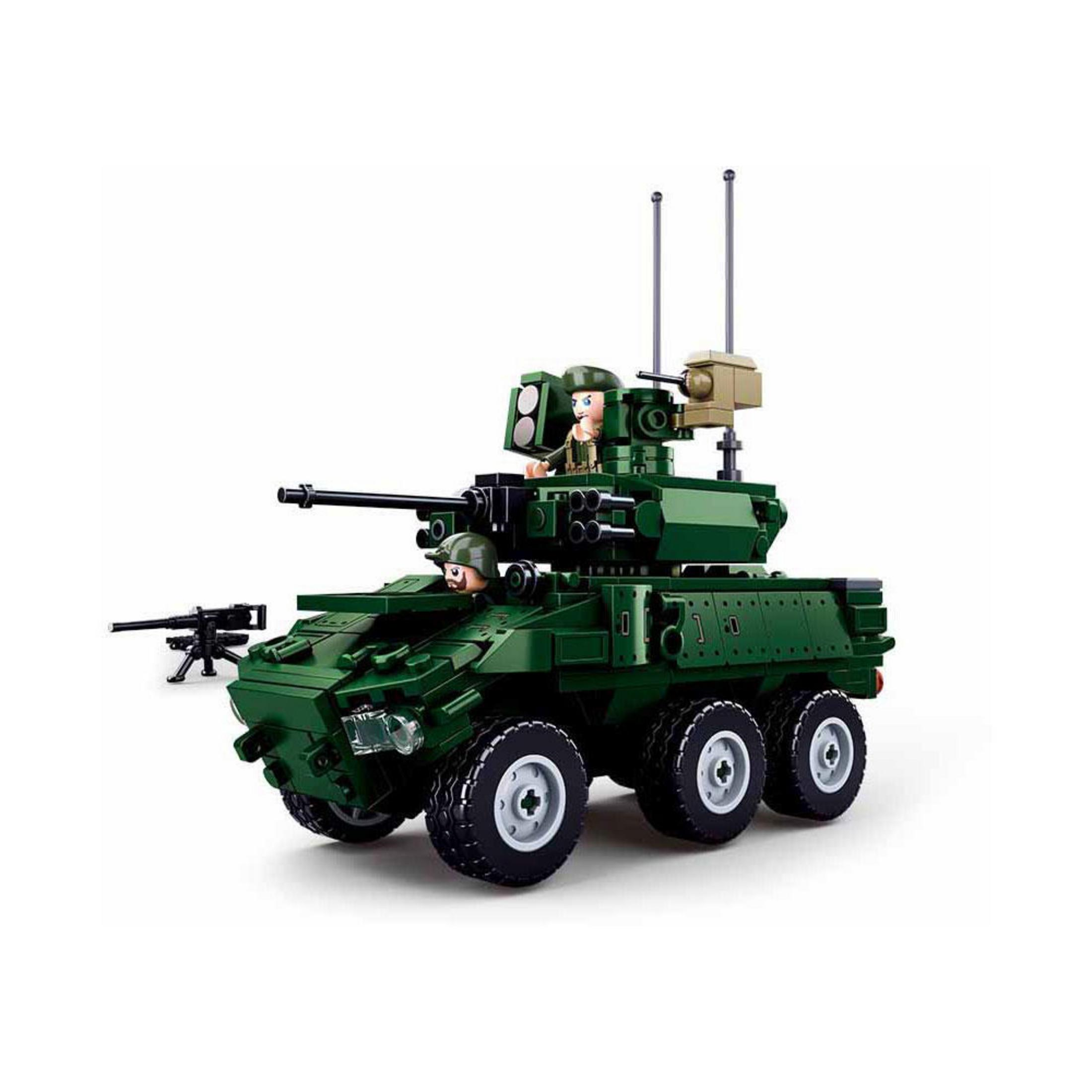 Ein grüner Spielzeugpanzer mit zwei Soldaten. Der Panzer hat eine Kanone und Ausrüstung.