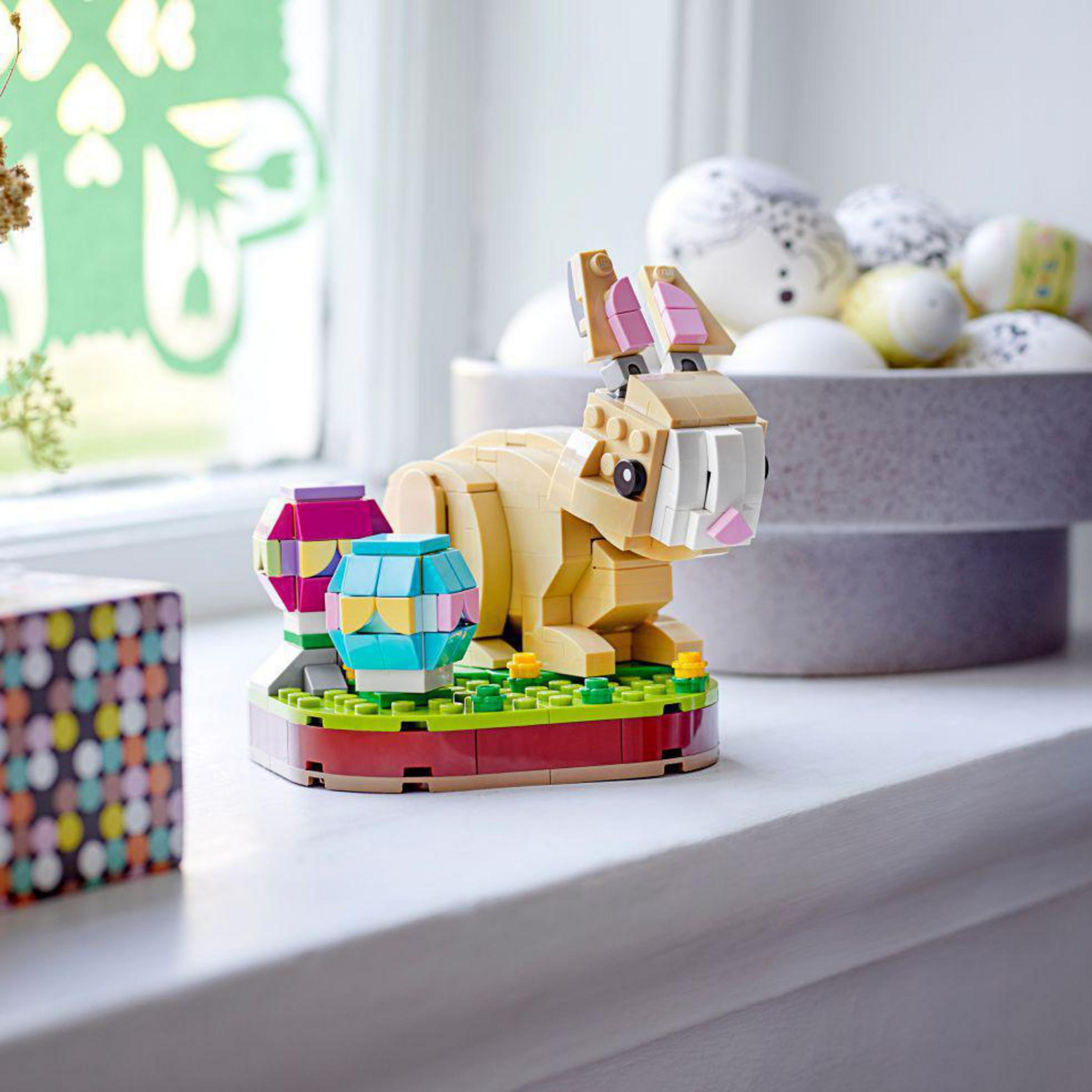 Królik wielkanocny Lego z pisankami na parapecie.