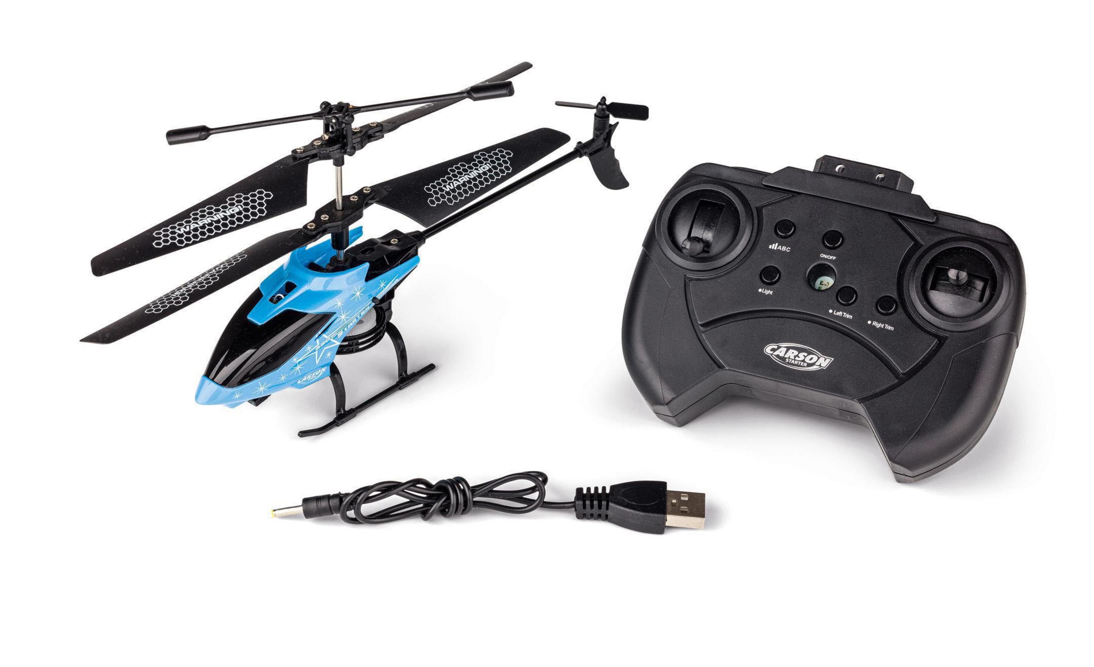 Blau-schwarzer Spielzeughelikopter und eine schwarze Fernbedienung mit USB-Kabel auf weißer Oberfläche.