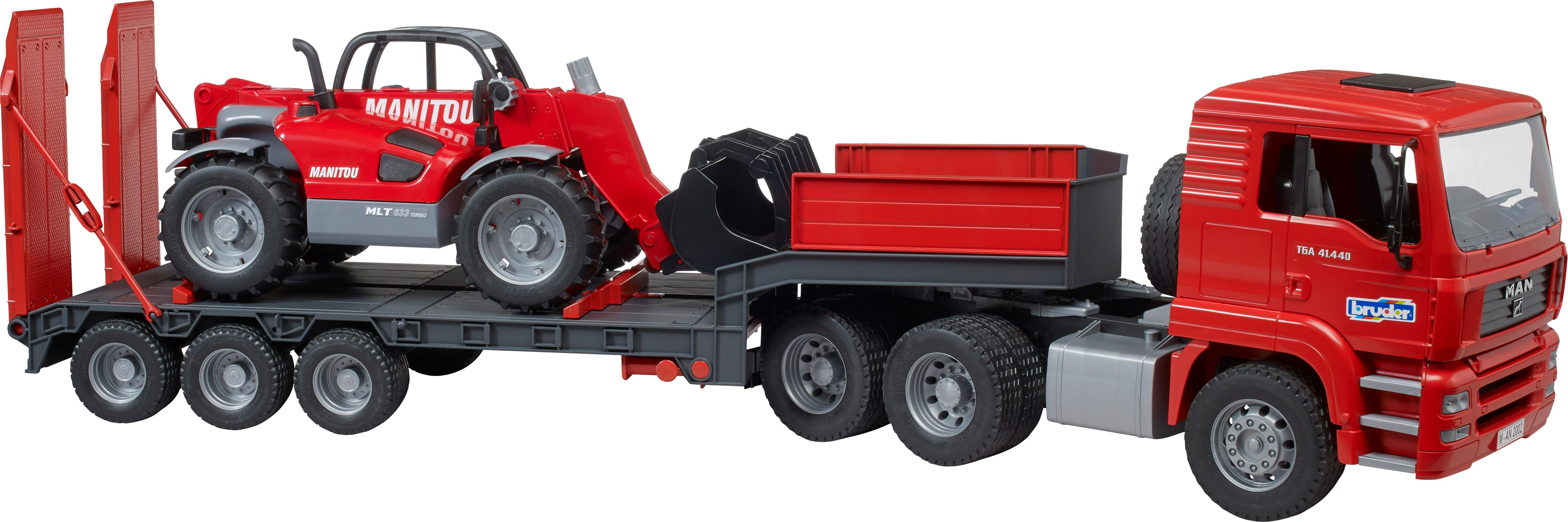 Ein roter Spielzeug-LKW mit rotem Lader, der einen roten Traktor auf einem grauen Anhänger transportiert.
