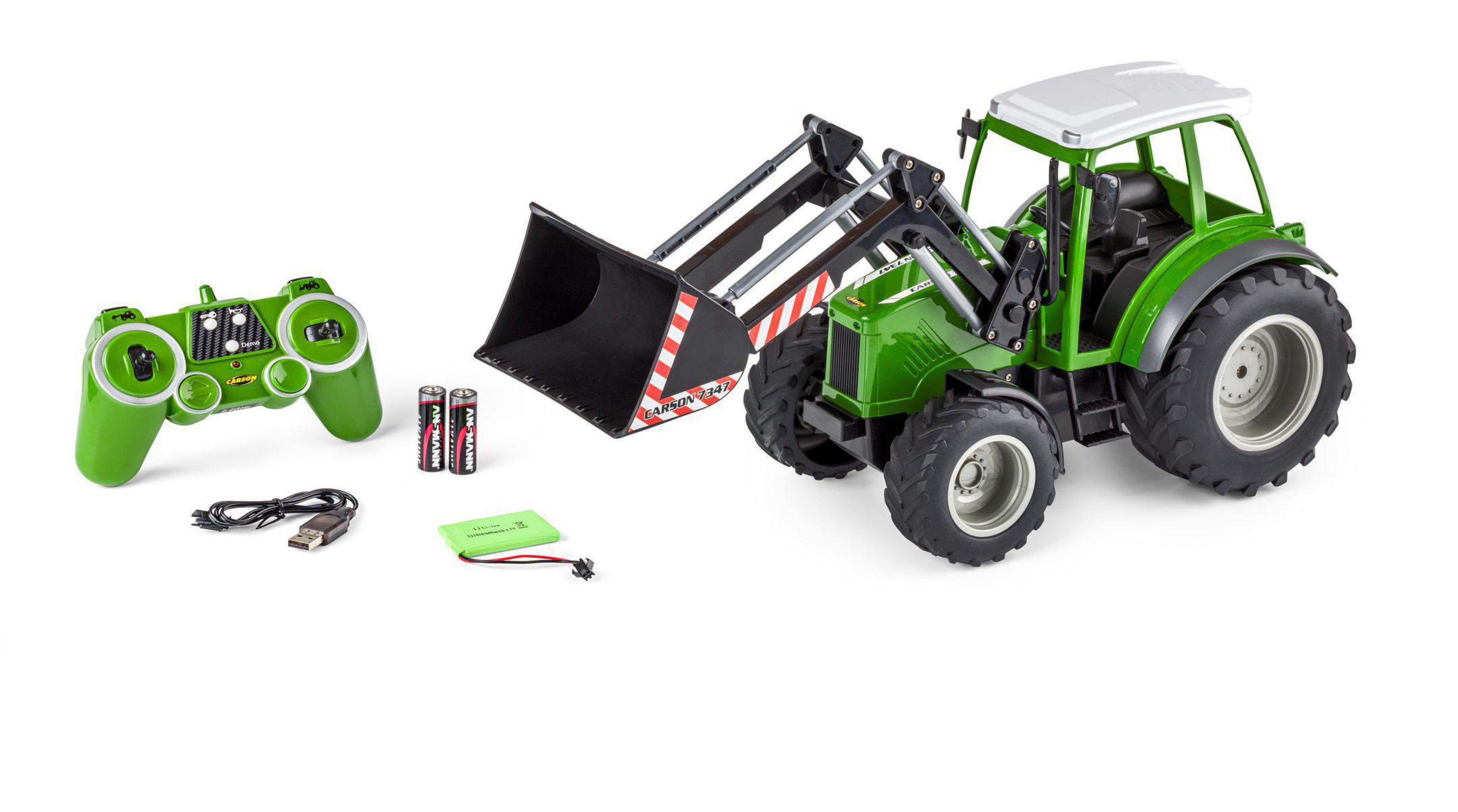 Ein grüner ferngesteuerter Traktor mit Frontlader.
