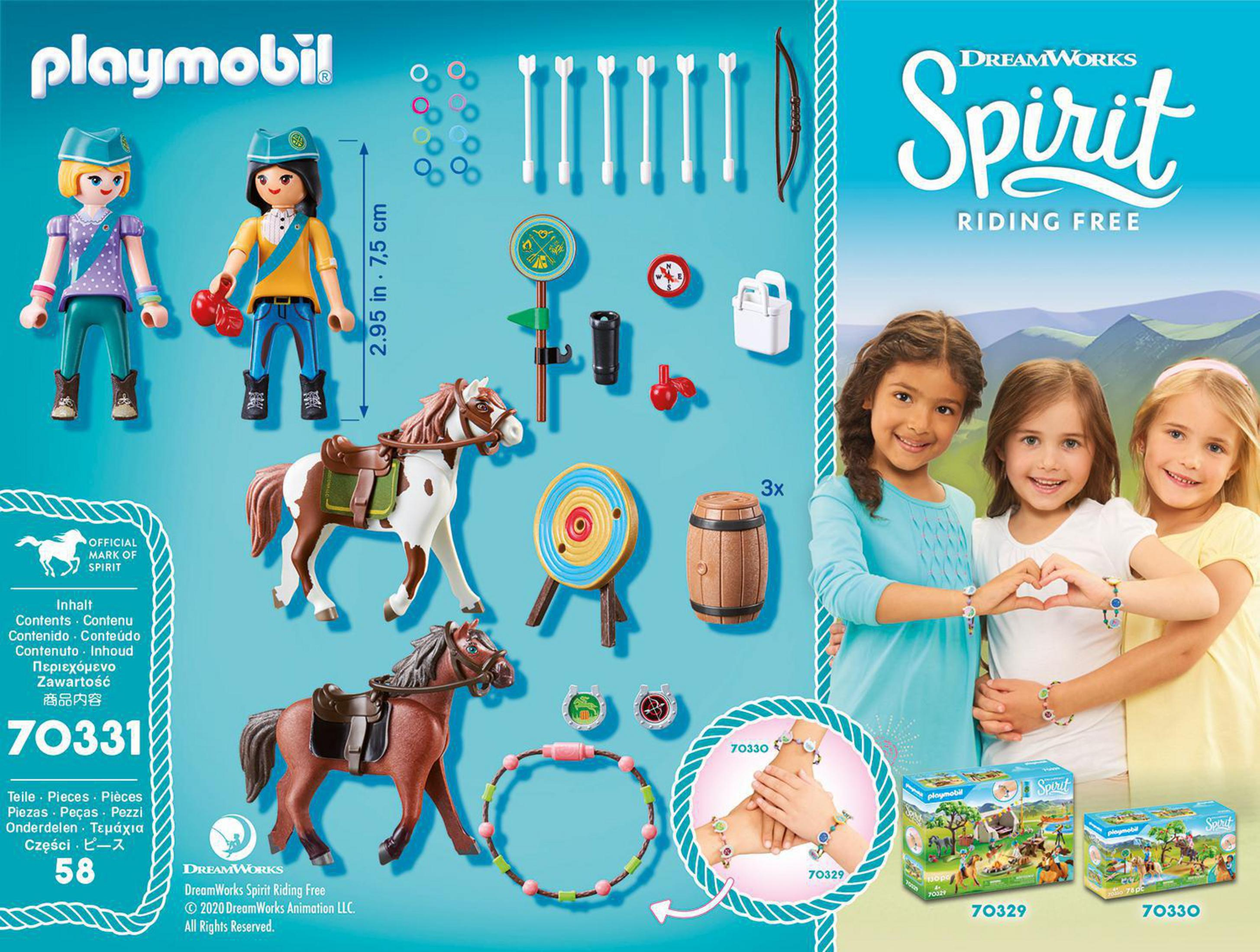 Un set Playmobil con personaggi giocattolo, cavalli e accessori. Tre ragazze con braccialetti sono davanti.