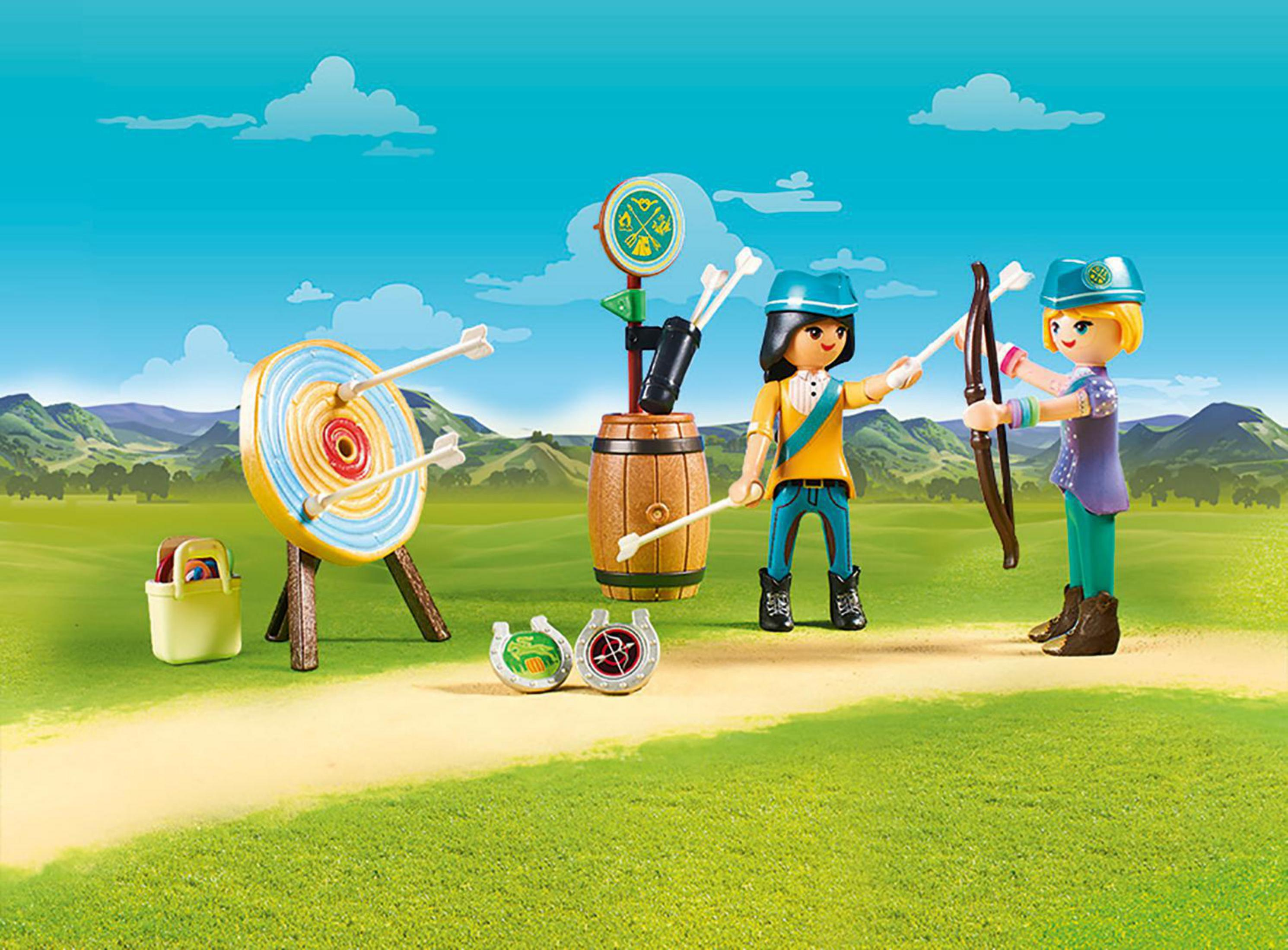 Scena di tiro con l'arco Playmobil. Due figure, bersaglio, frecce e un barile. Campo verde, cielo blu.