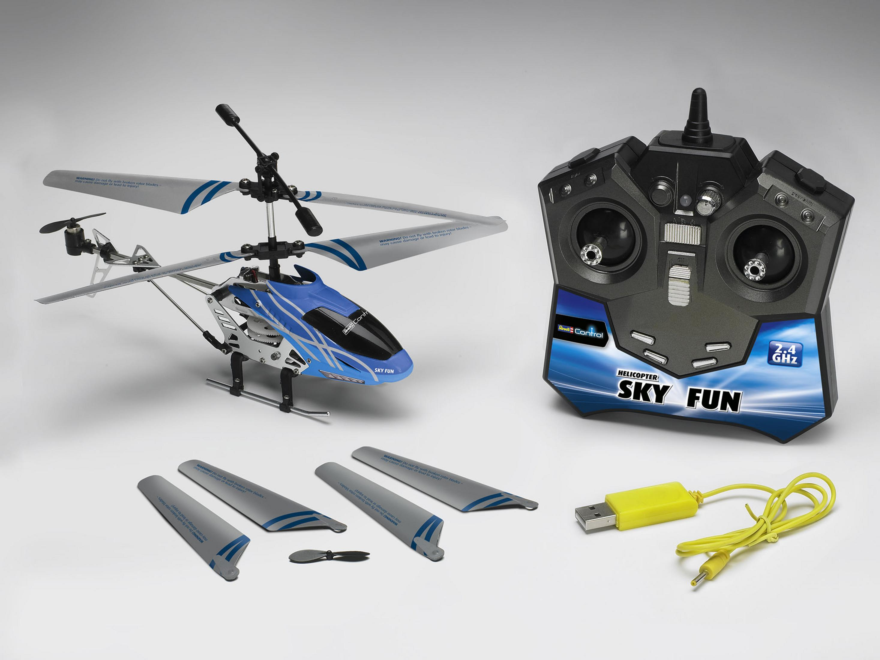 Helicóptero de juguete azul y plateado con aspas desmontadas y controlador.