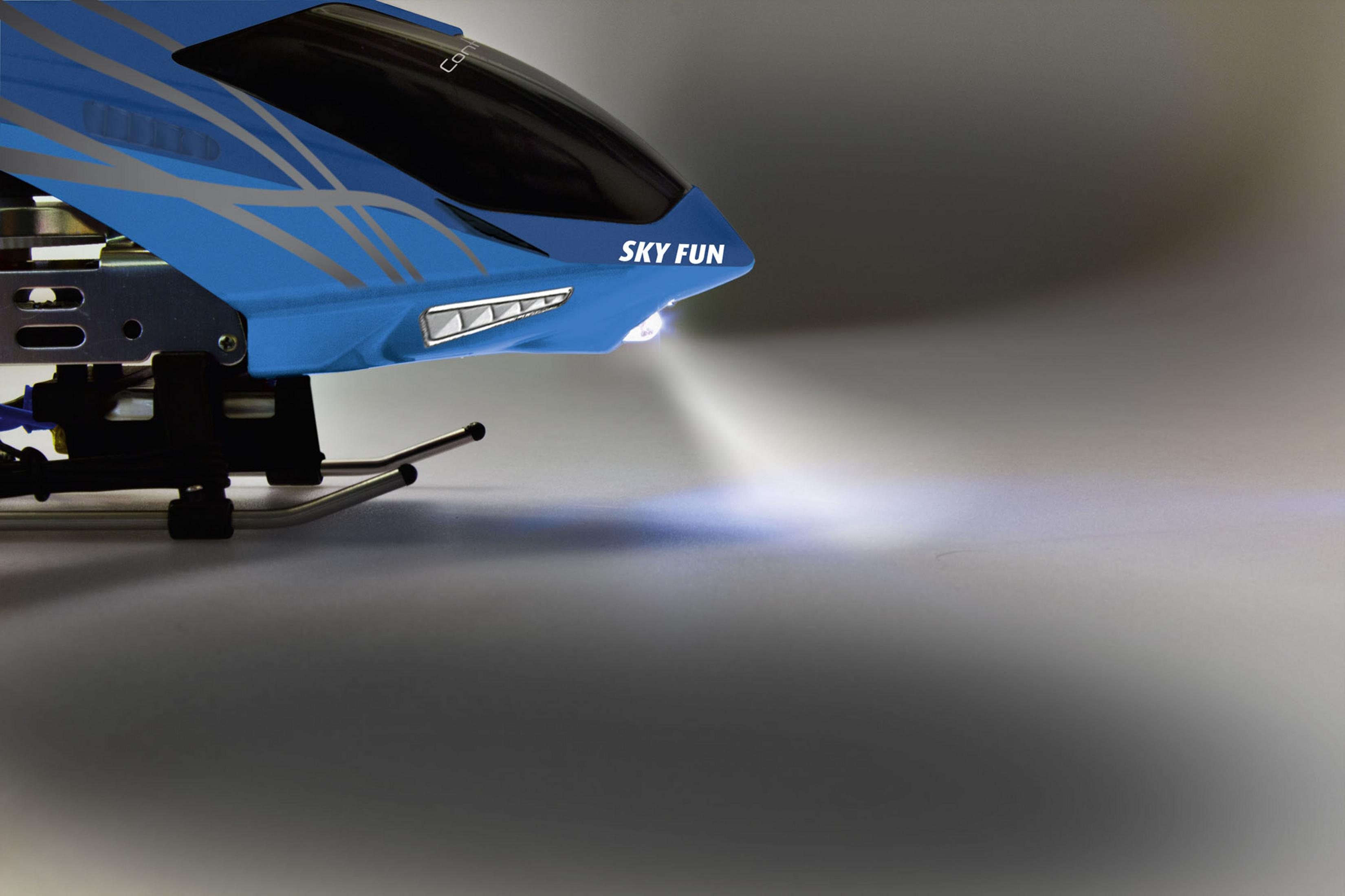 Un helicóptero de juguete azul y blanco con una luz brillante que brilla hacia adelante.