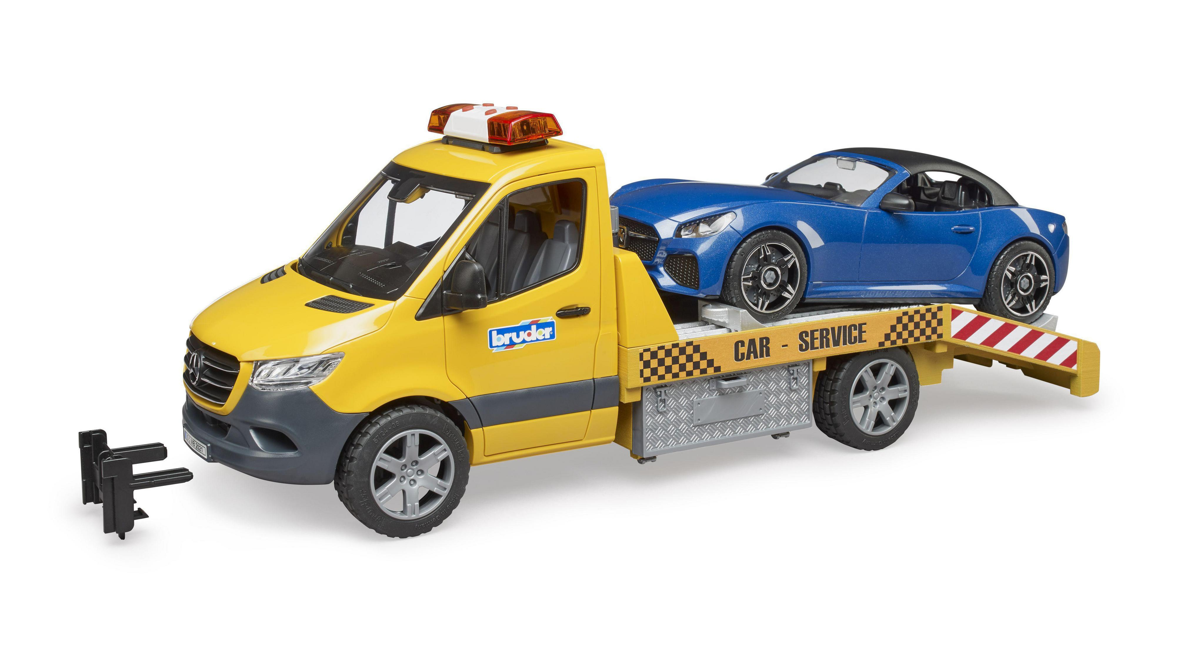 Gelbes Abschleppwagen-Spielzeug mit blauem Auto auf weißem Hintergrund.