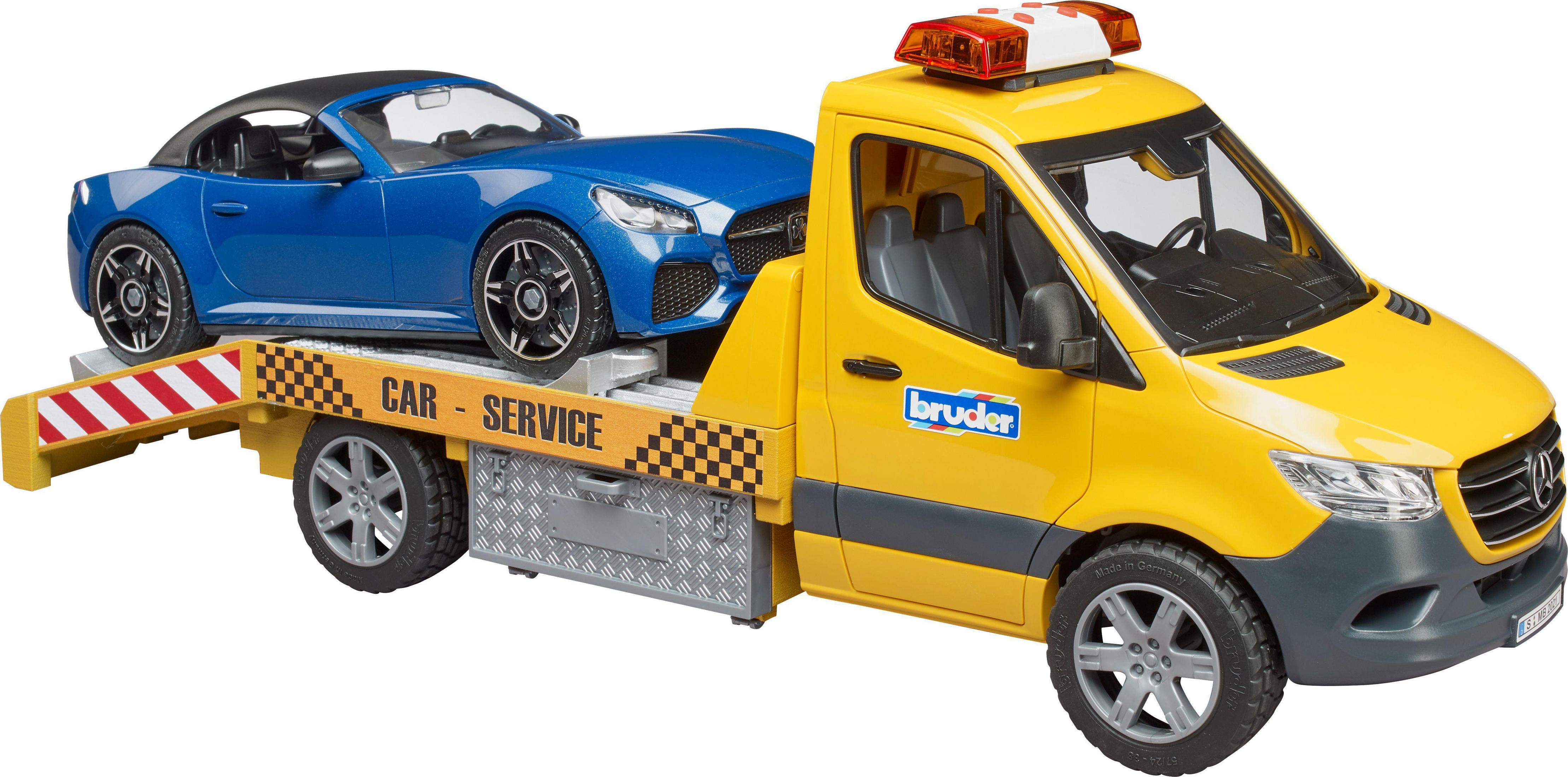 Ein gelber Abschleppwagen, der ein blaues Sportwagen-Spielzeug transportiert. Der LKW hat eine Warnleuchte. Der Hintergrund ist weiß.