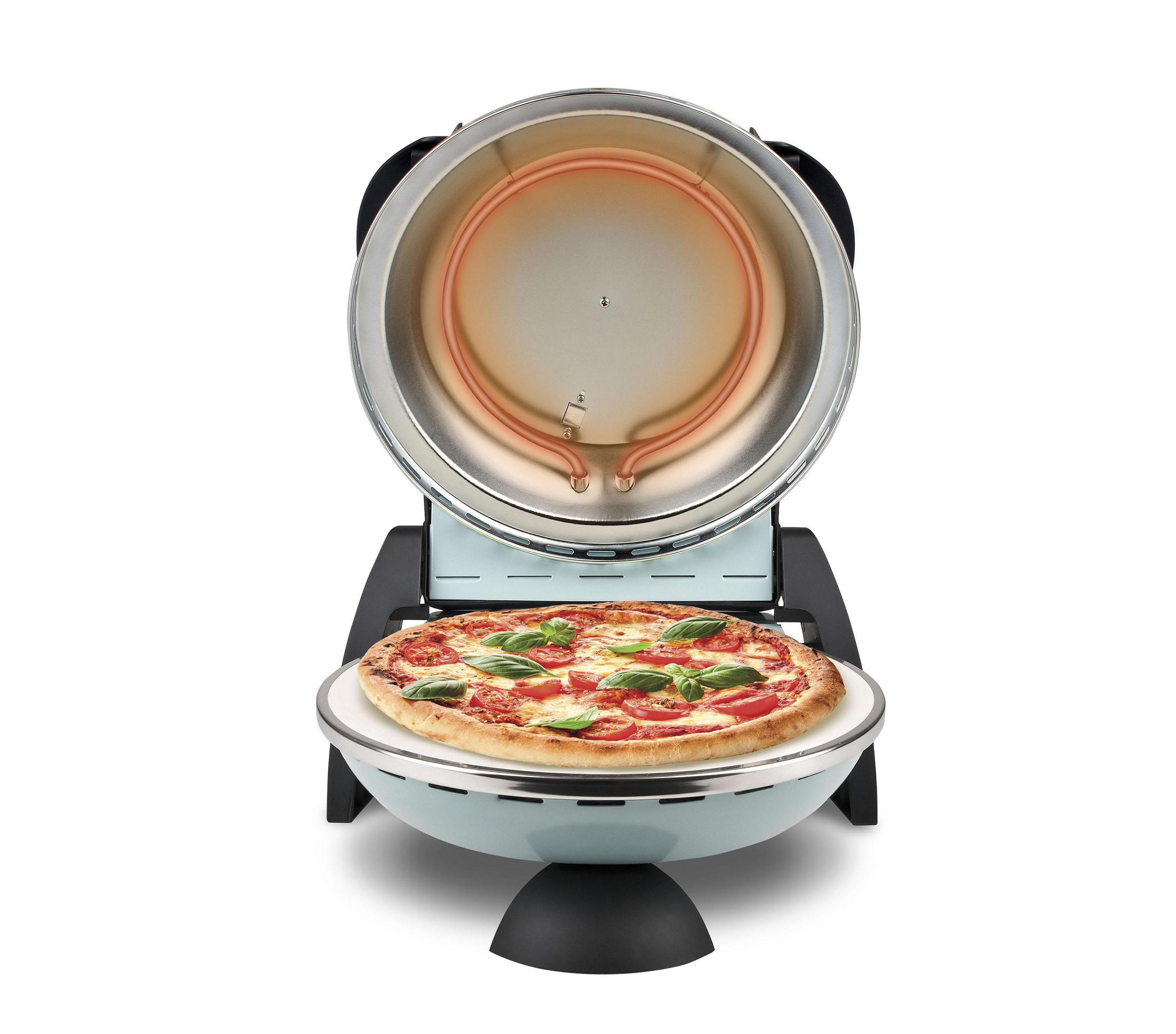 Pizza in un forno per pizza, aperto, con esterno azzurro.