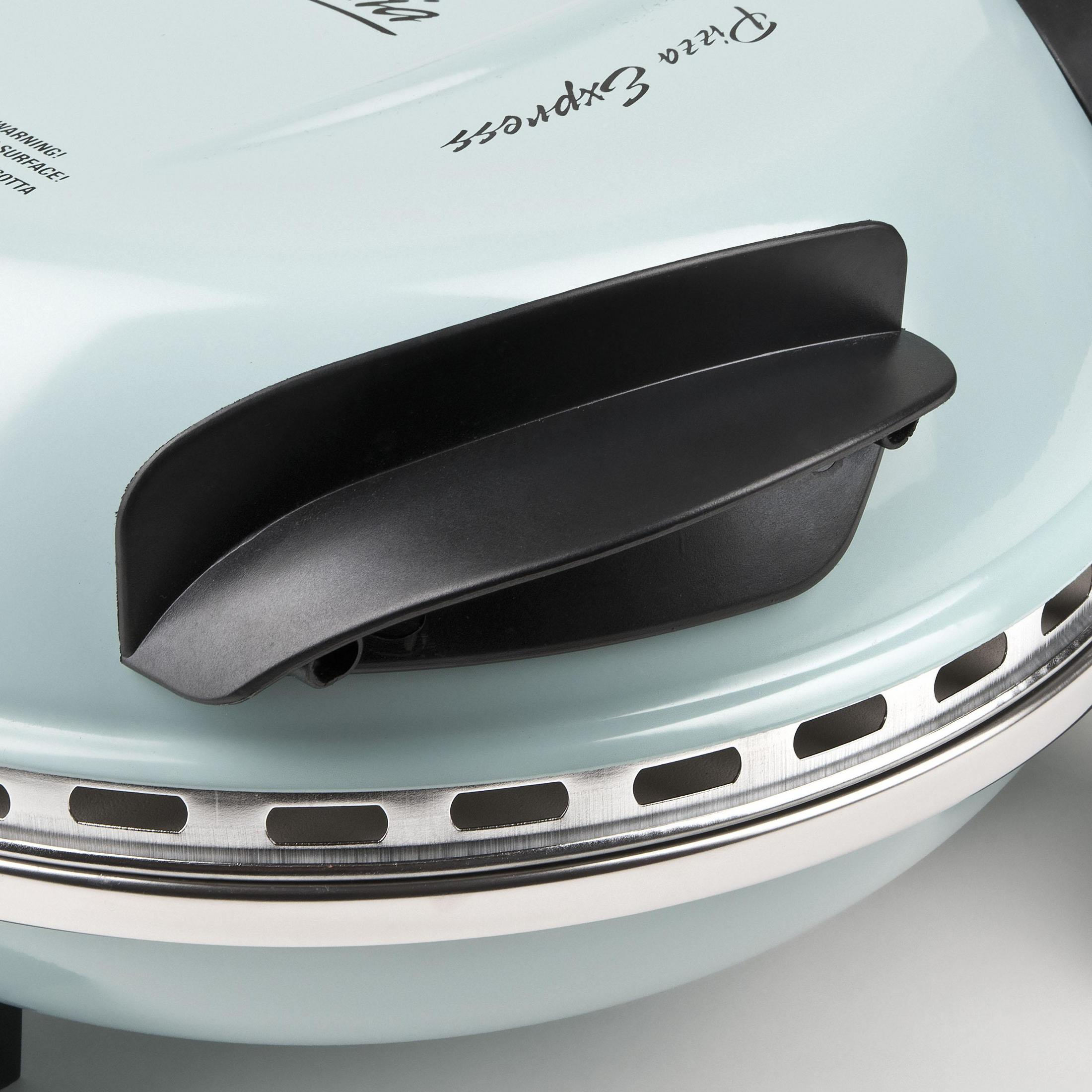 Primo piano di un coperchio del forno per pizza Pizza Express azzurro con maniglia nera e finiture metalliche.