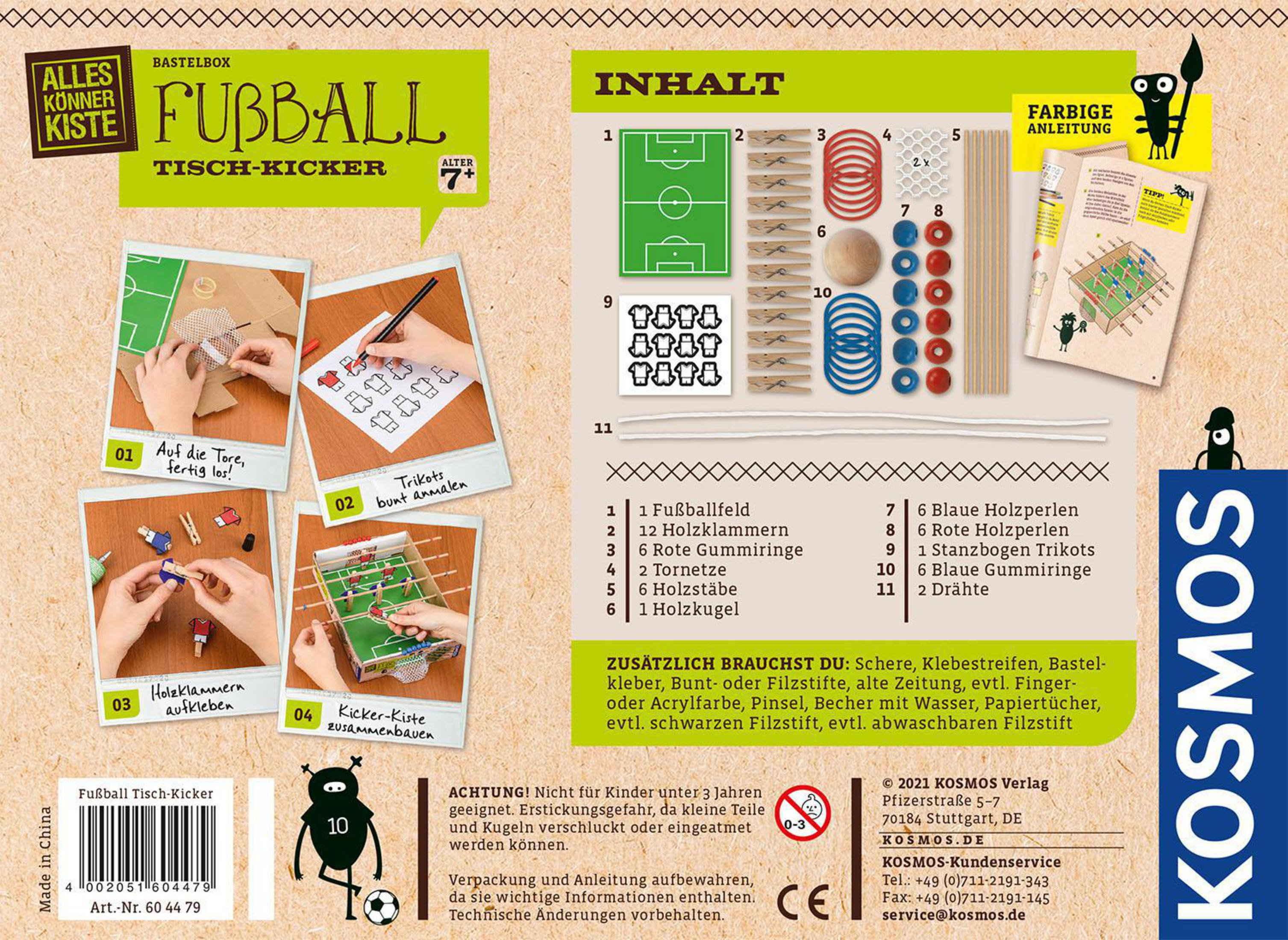 Eine Tischfußball-Spielzeugkiste. Der Inhalt umfasst ein Fußballfeld, Klemmen, Holzperlen, Stifte und Anweisungen.