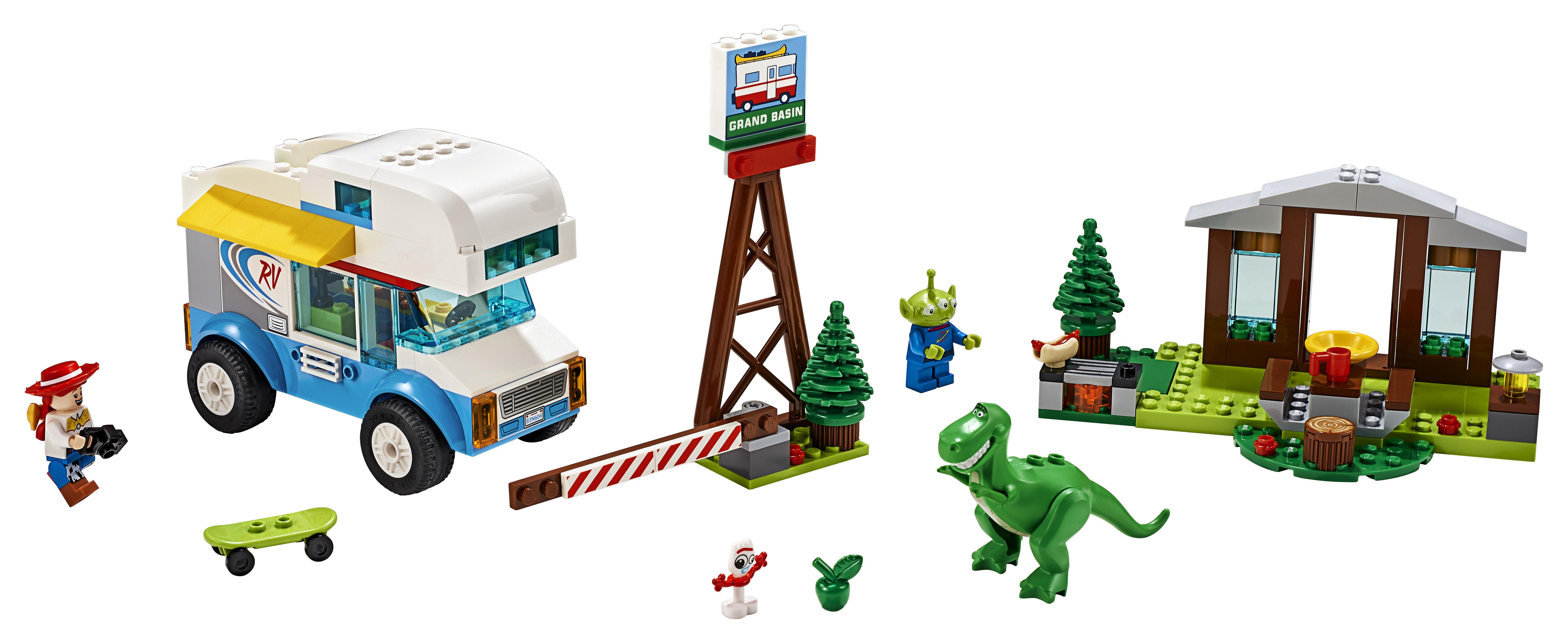 Lego-Set von Toy Story. Ein Van, Gebäude, Figuren von Woody, Buzz und einem Dinosaurier.