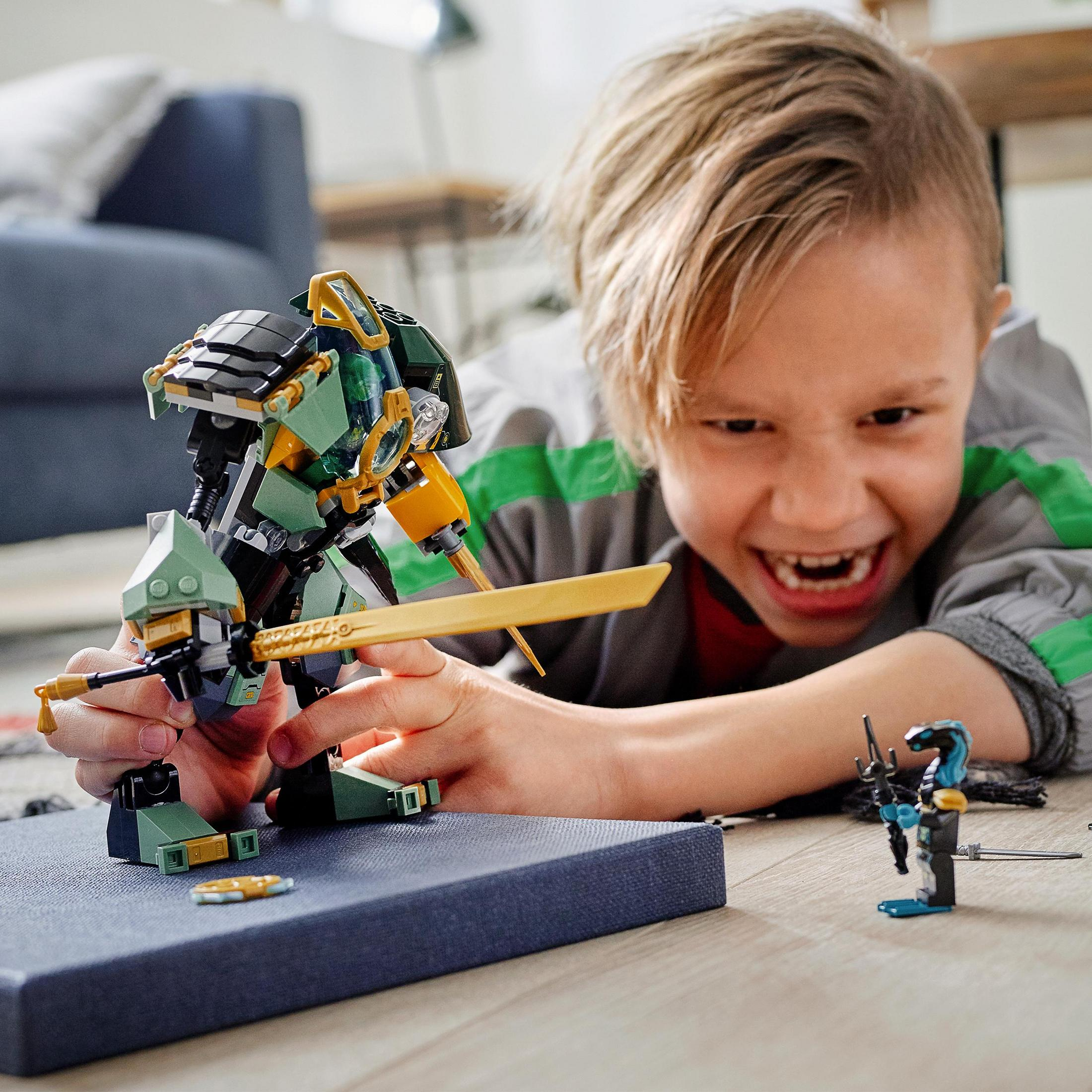Ein Kind spielt mit Bausteinen. Ein Roboter und eine kleine Figur stehen auf einem Block.