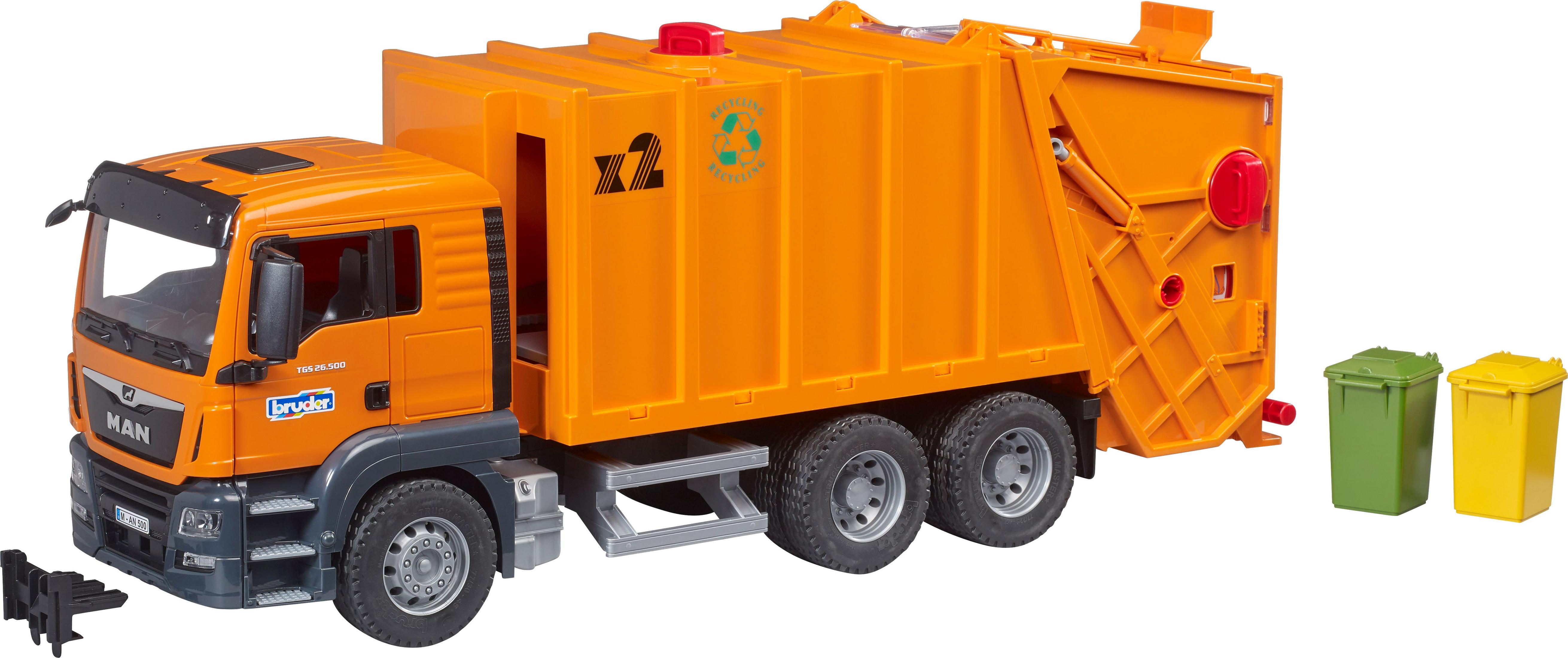 Oranger Bruder MAN Müllwagen. Hat ein Recycling-Logo und grüne/gelbe Behälter.