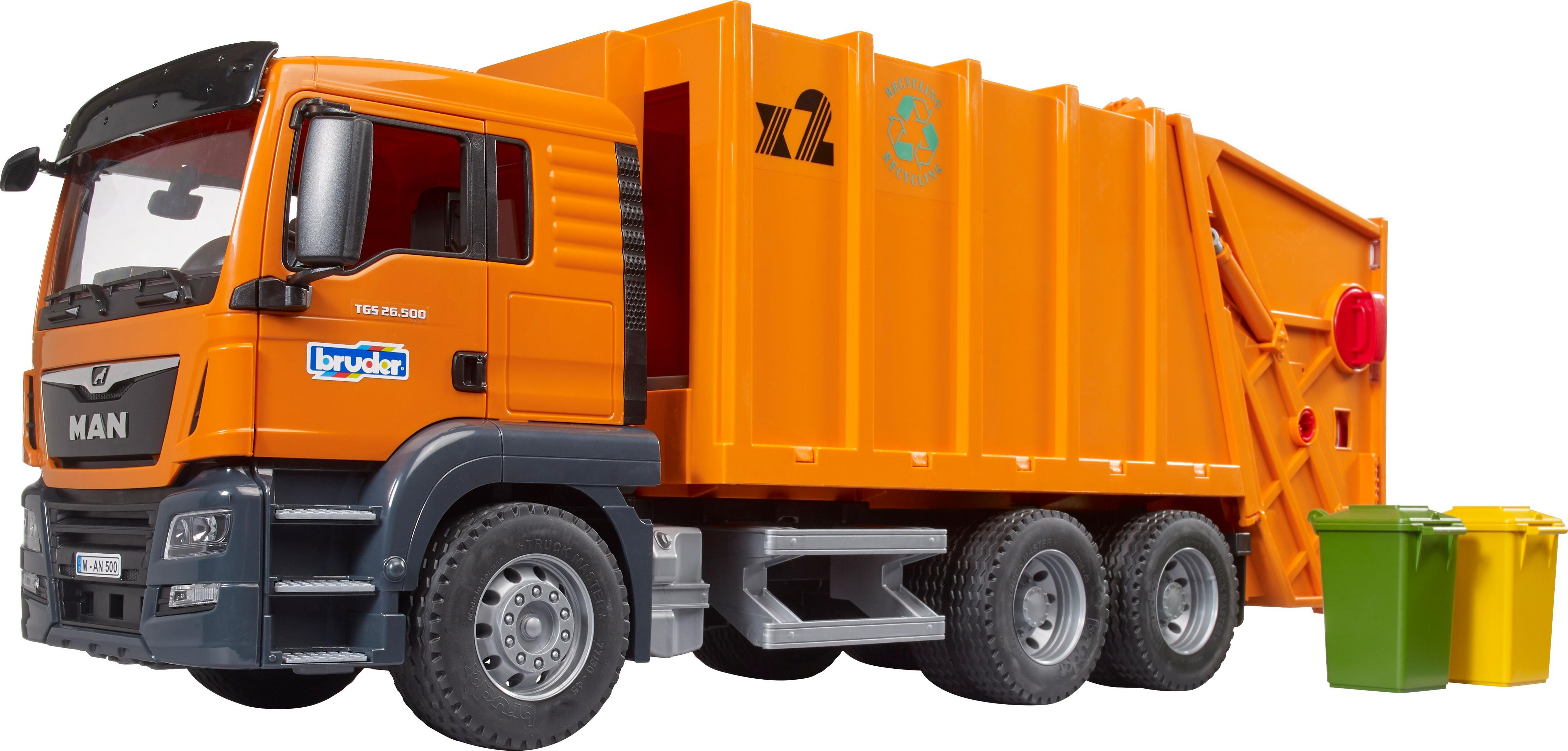 Oranger Spielzeug-Müllwagen mit grünen und gelben Tonnen daneben, vor weißem Hintergrund.