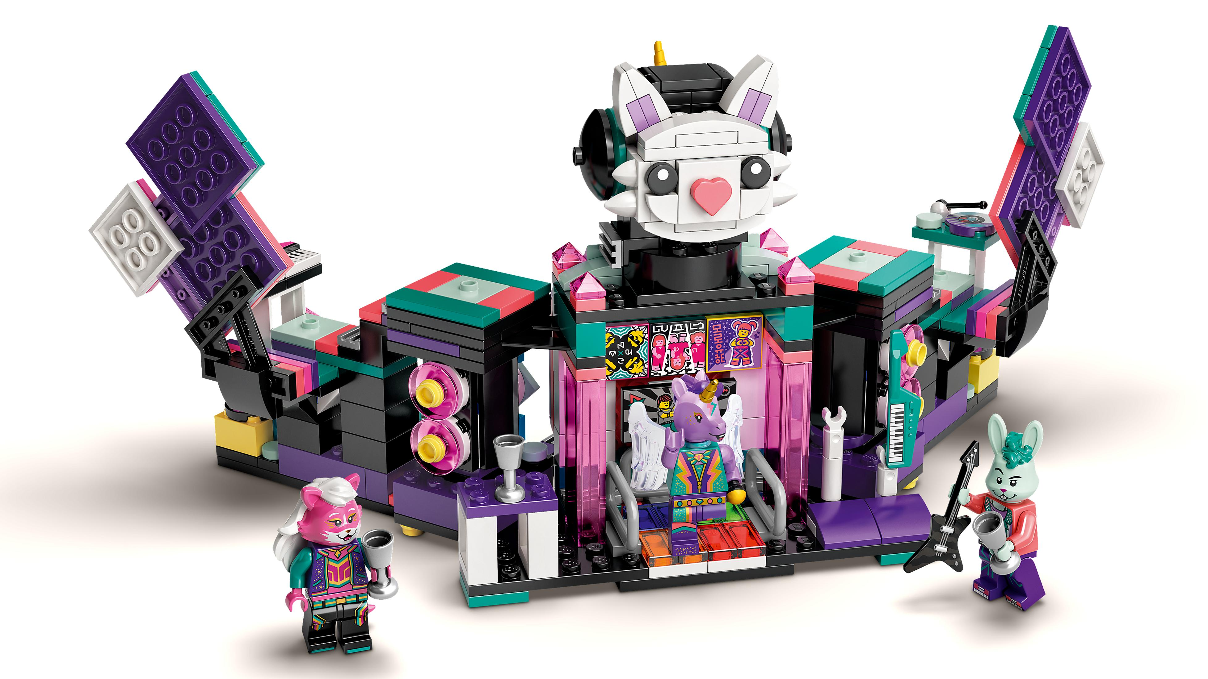 Zestaw Lego ze sceną, figurkami i białą głową kota.