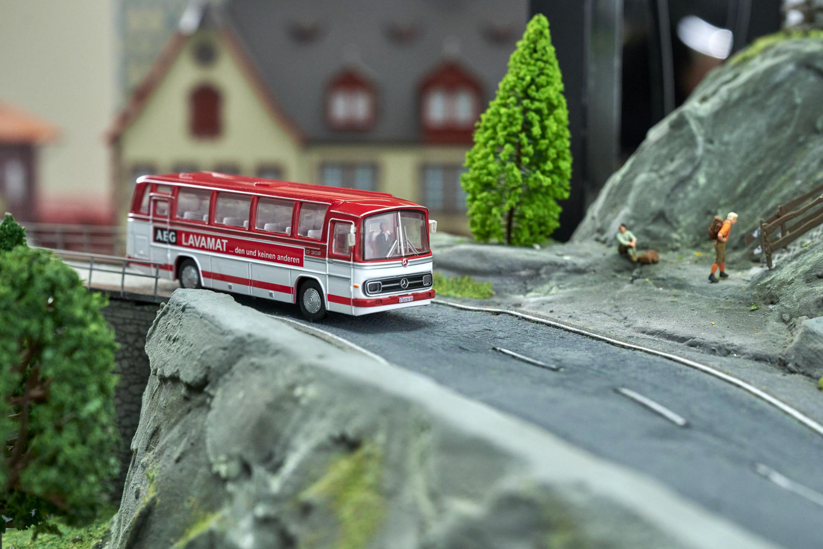 CARSON 500504144 1:87 MB BUS O R/C 302 Rot ROT Spielzeugauto