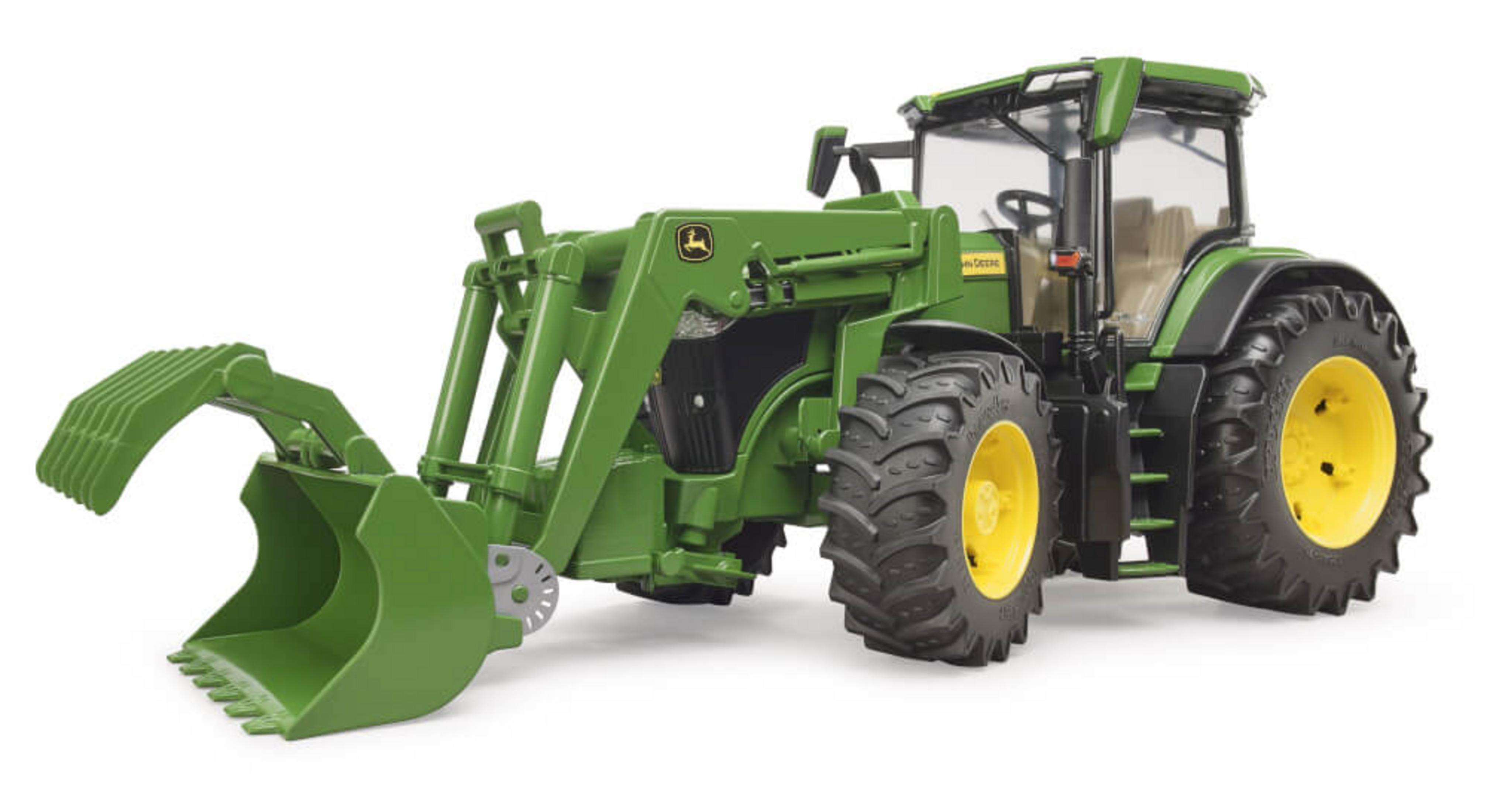 Ein grüner und gelber John Deere Spielzeugtraktor mit Frontlader auf weißem Hintergrund.