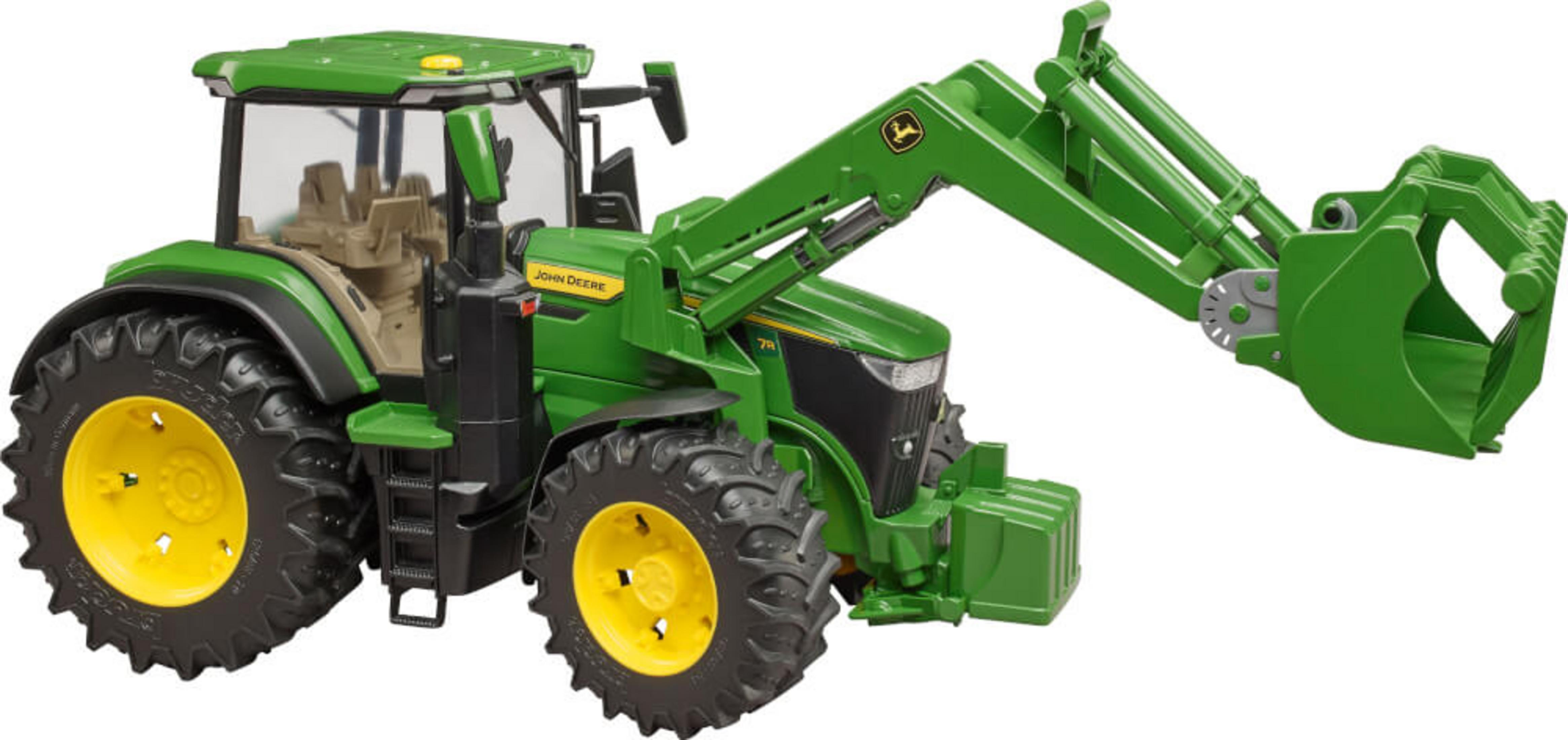 Ein grüner John Deere Traktor Spielzeug mit Frontlader. Gelbe Räder und das John Deere Logo sind sichtbar.