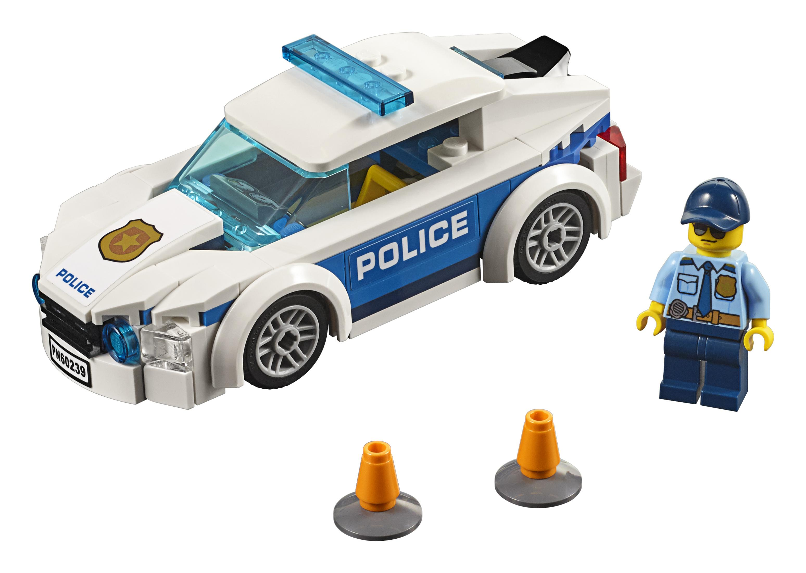 Lego Polizeiauto und Polizistenfigur mit zwei orangefarbenen Leitkegeln.