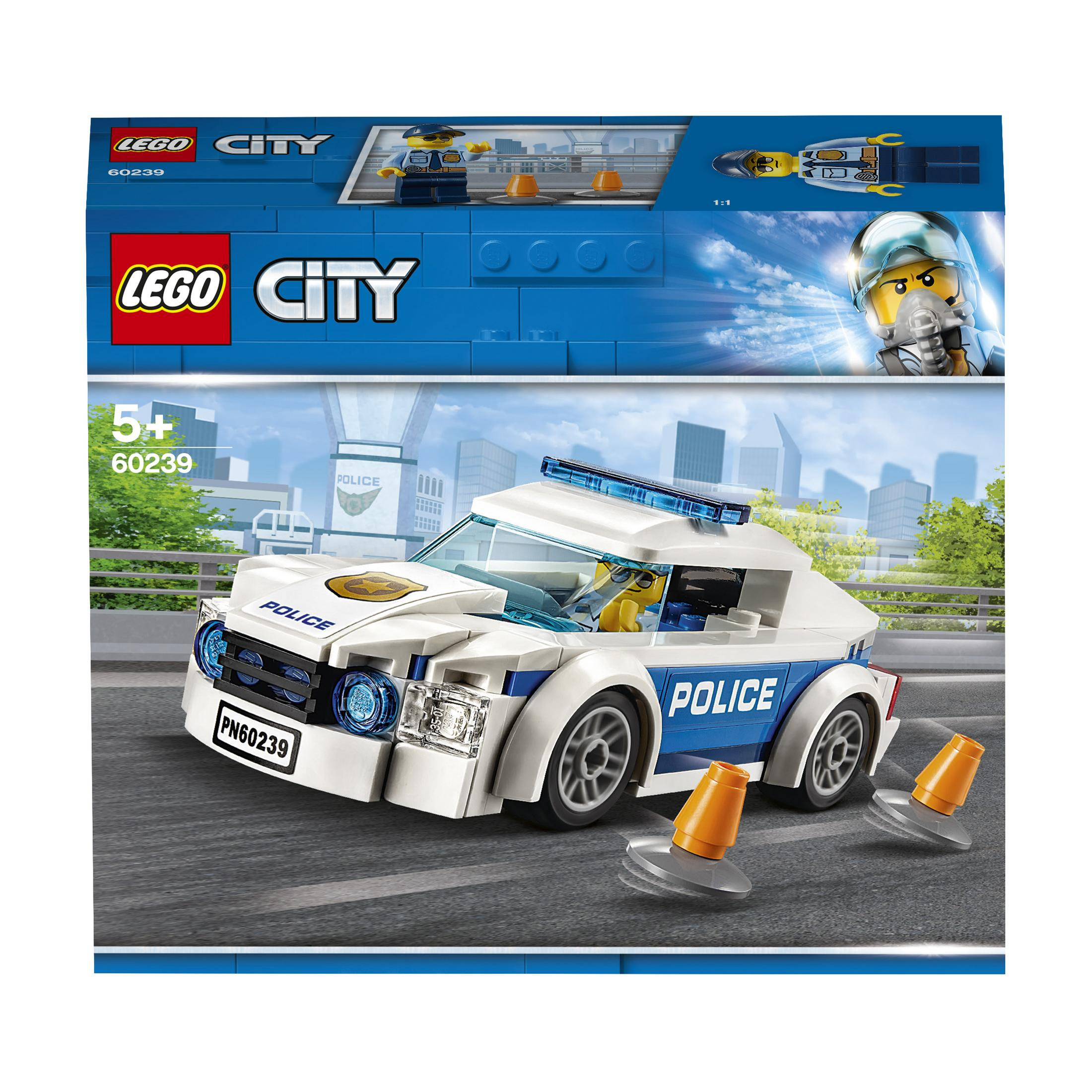 Lego City Polizeiauto-Spielzeug mit Kegeln, vor einer Straßenszene mit einer Polizistenfigur.
