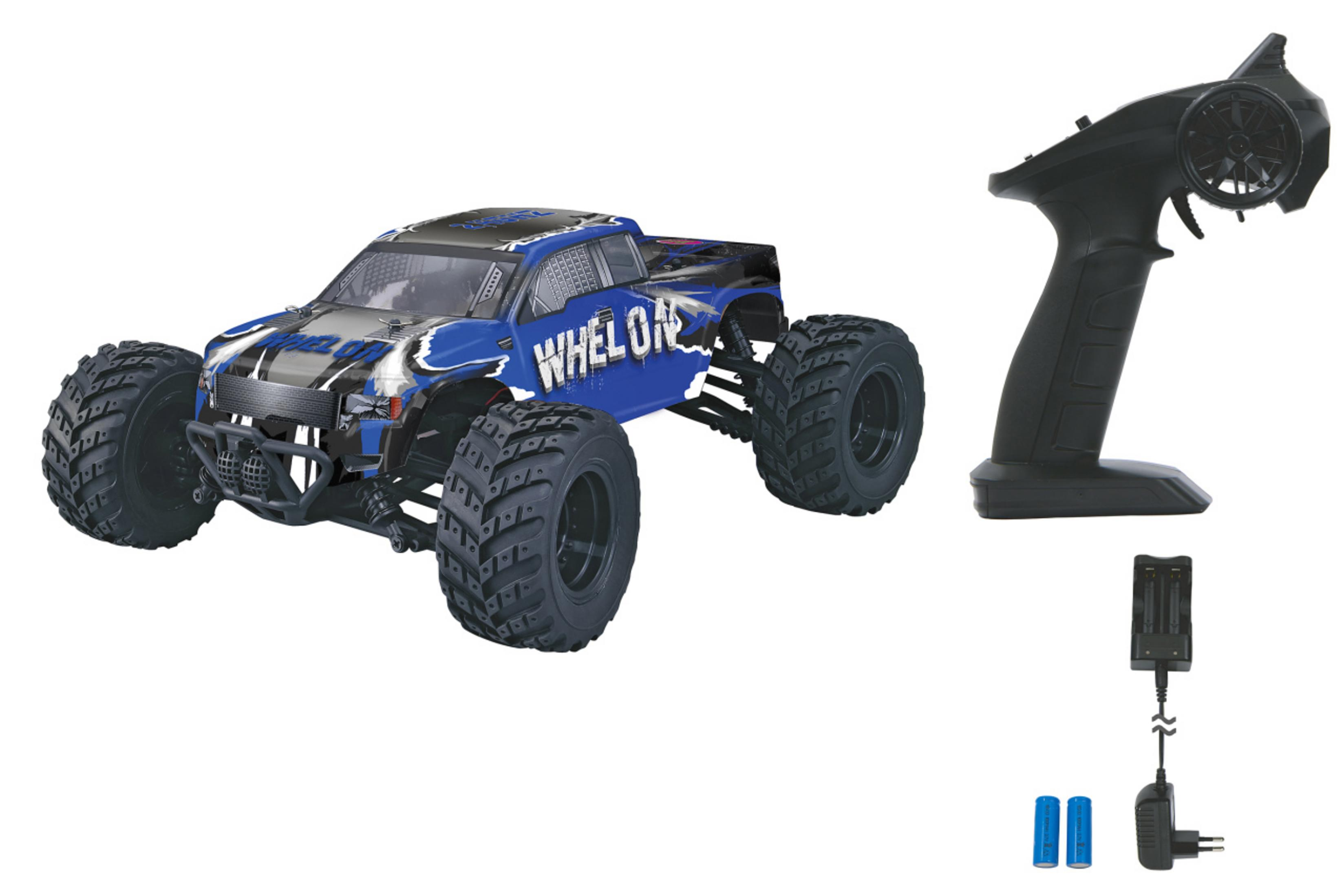 Blau-weißer RC-Truck mit Fernbedienung, Ladegerät und Batterien auf weißem Grund.