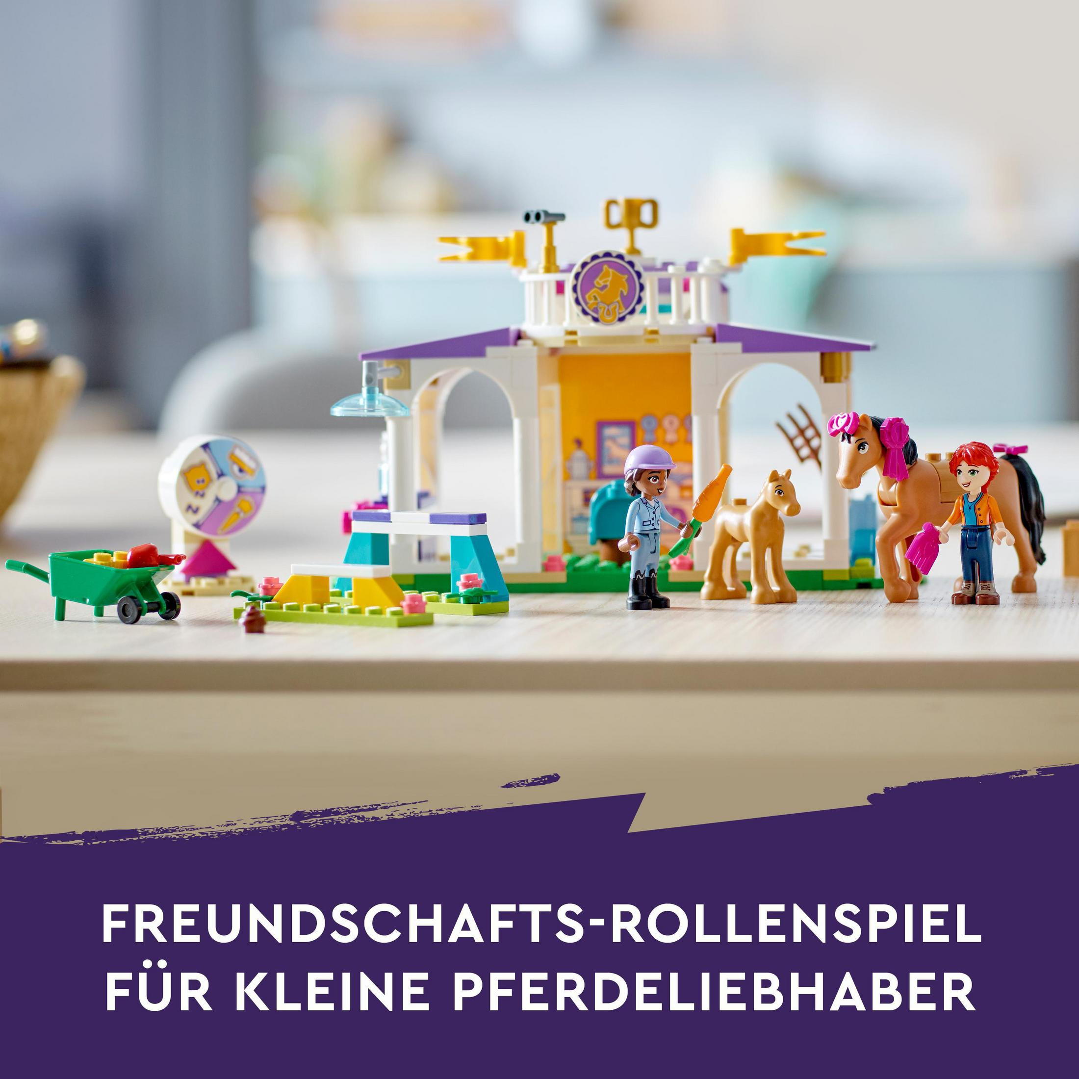 Lego-Set mit einem Pferdestall mit Figuren und Pferden.
