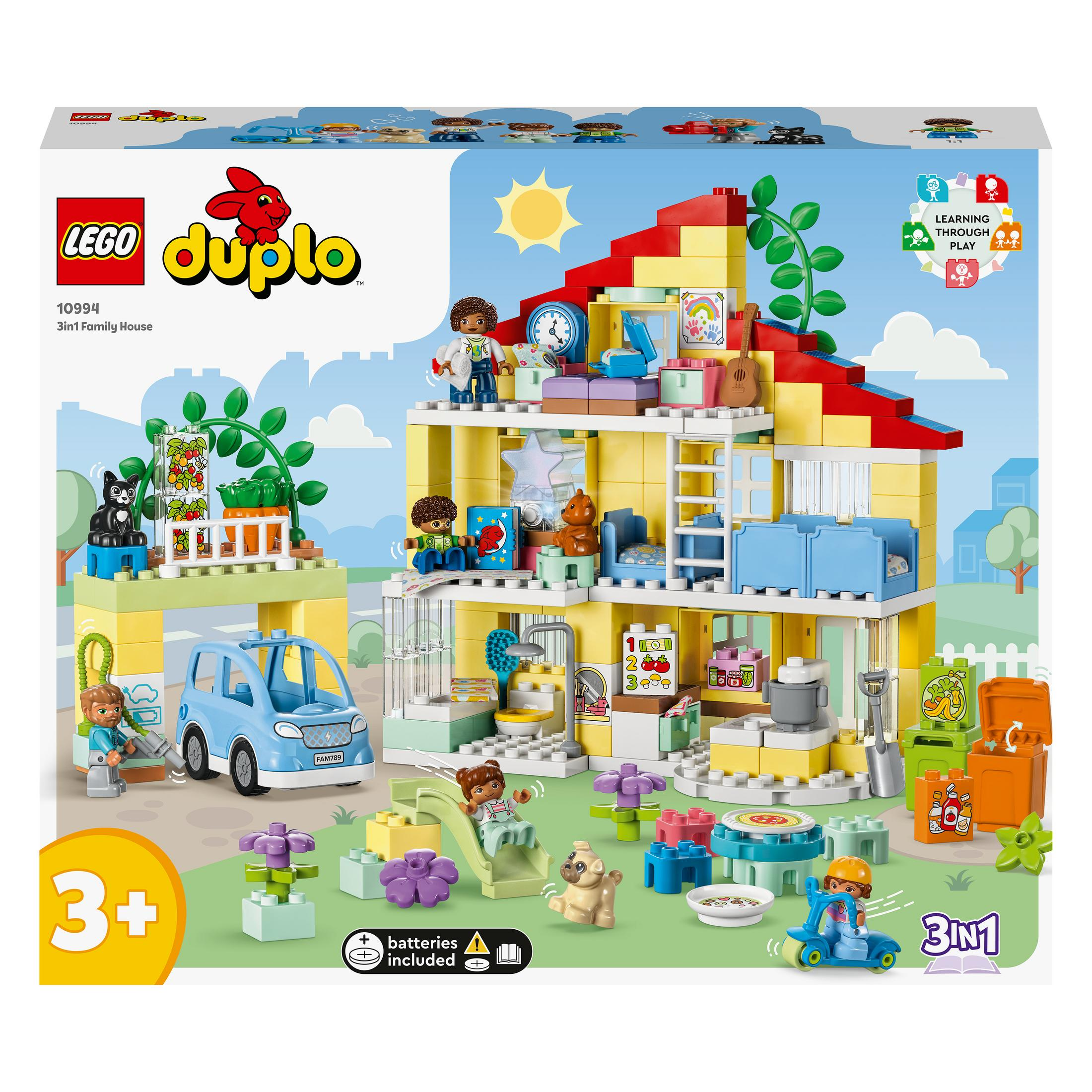 Un set di giocattoli per la casa Lego Duplo con un'auto blu e delle figure. È un set 3 in 1.