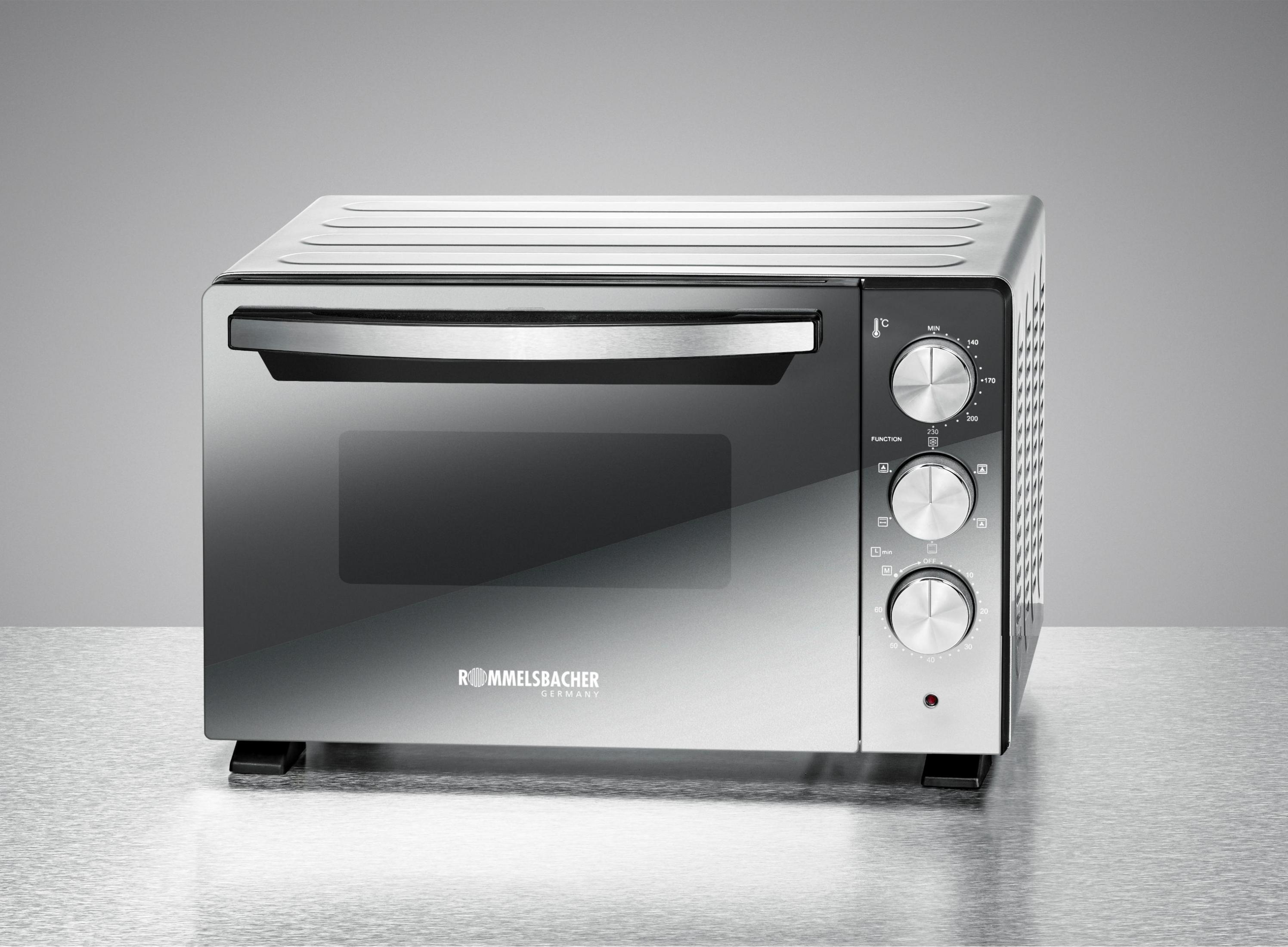 Srebrno-czarny piekarnik do tostów na metalowej powierzchni. Ma trzy pokrętła i uchwyt.