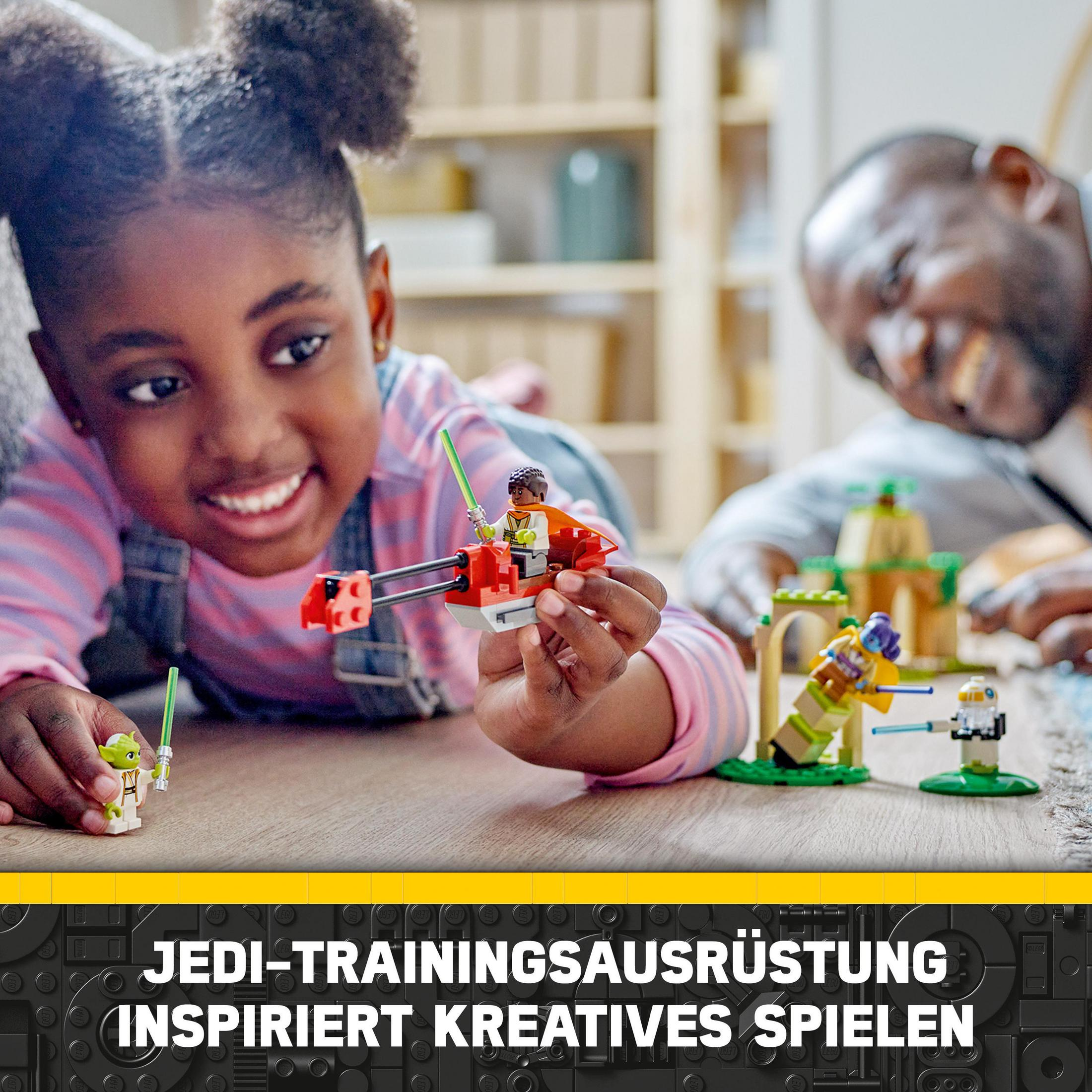 Een kind en een volwassene spelen met Lego Star Wars. De set bevat figuren en een rode speeder.