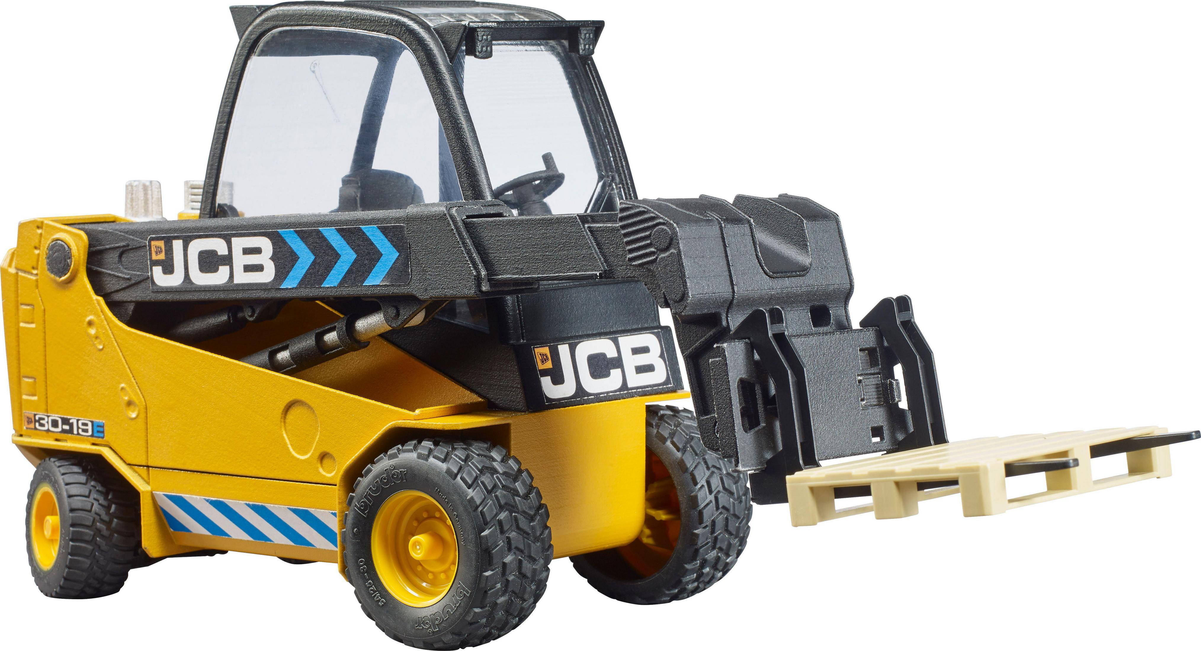 Żółta zabawka JCB telehandler z paletą. Wózek widłowy ma czarną kabinę i czarne opony.
