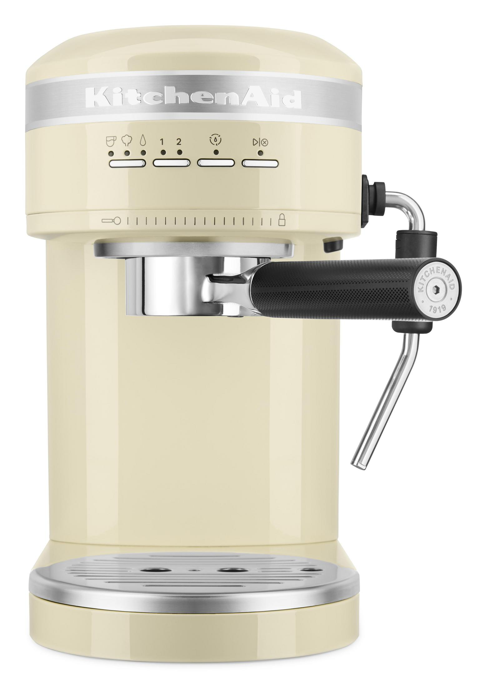 Cremefarbene KitchenAid Espressomaschine. Sie hat einen Siebträger, eine Dampflanze und Knöpfe.