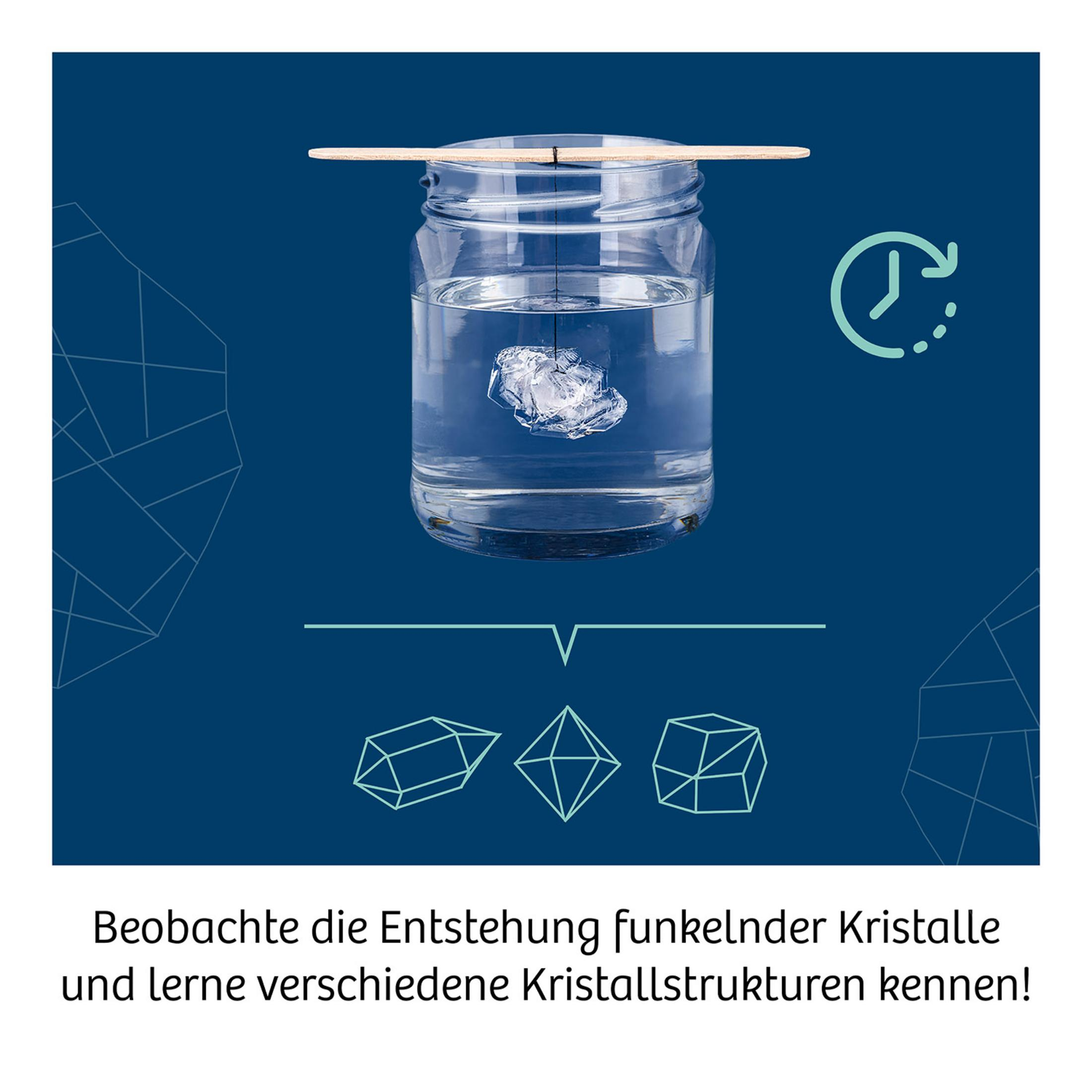 Ein Glas mit einem Kristall darin und geometrischen Formen.