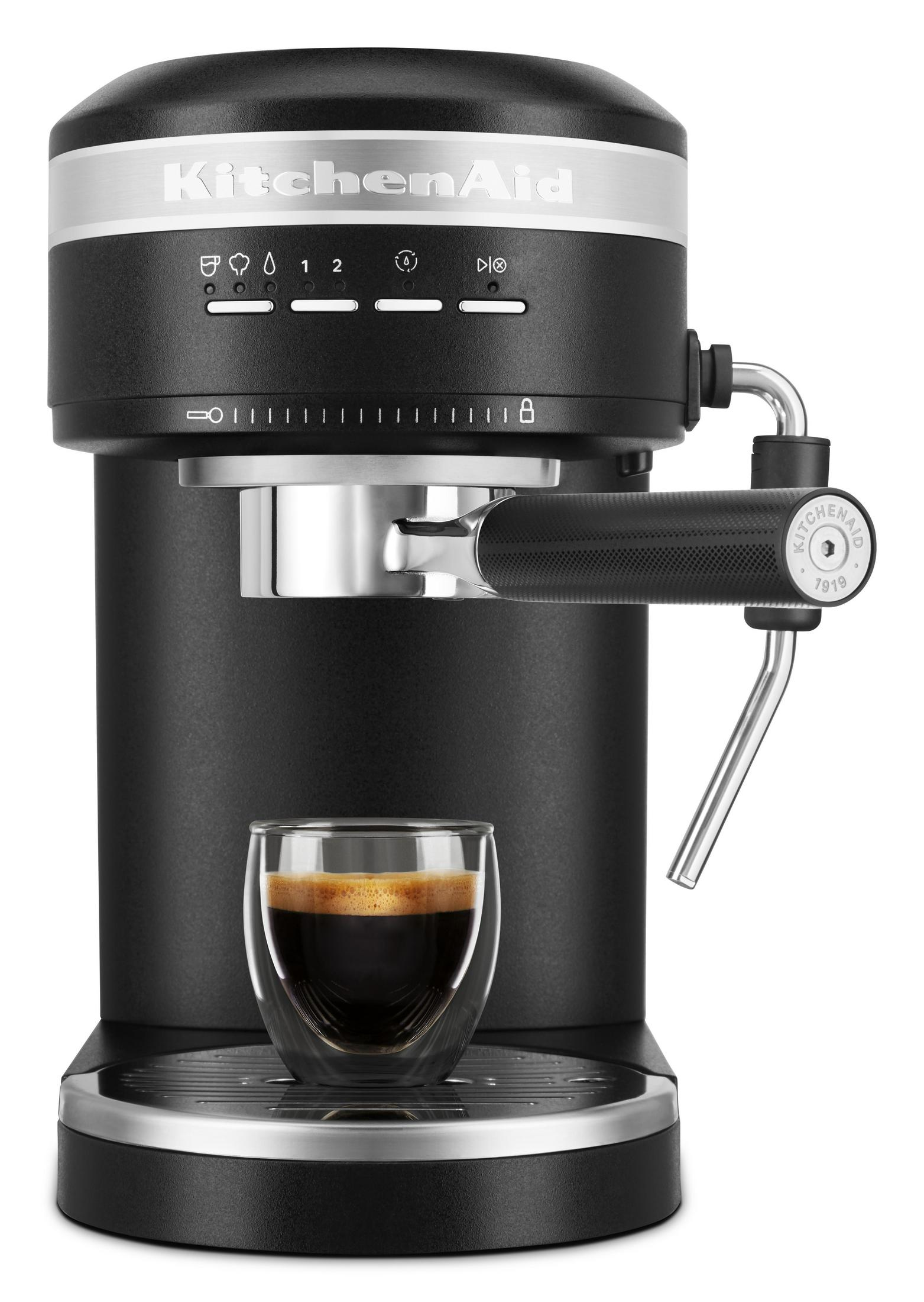 Schwarze KitchenAid Espressomaschine mit einem Glas Espresso davor. Silberne Akzente, schwarzer Griff und Knöpfe.