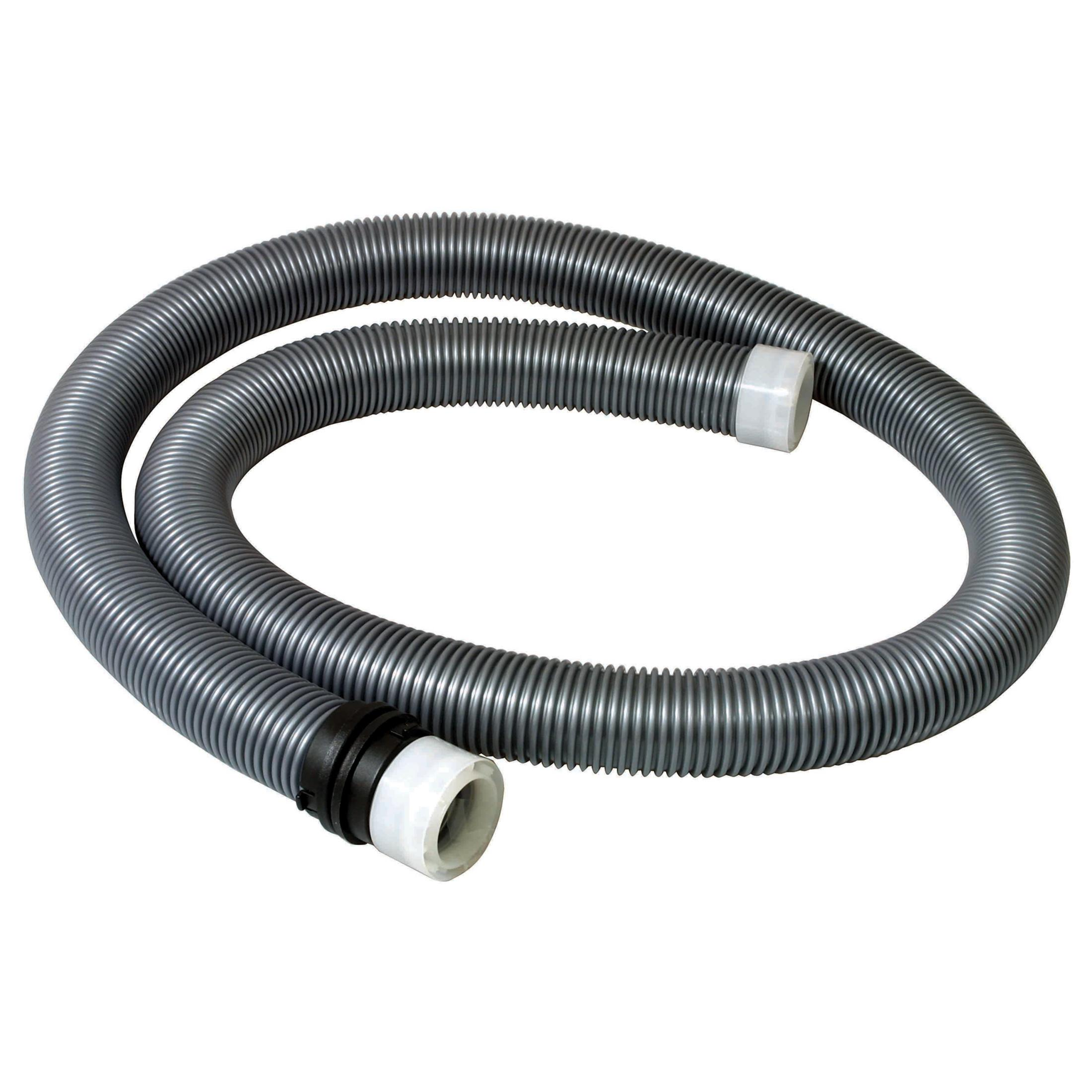 Un tubo corrugato grigio arrotolato con connettori bianchi. Sfondo bianco.