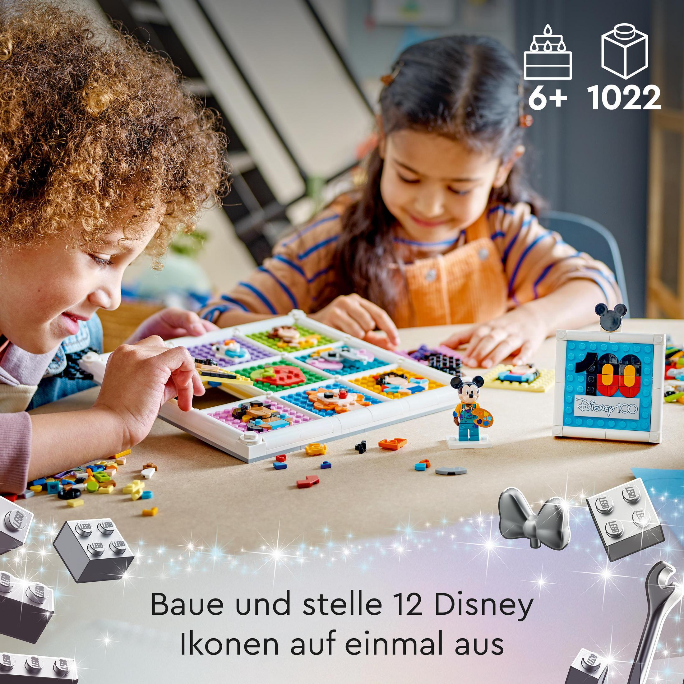 Dzieci bawią się zestawami Lego Disney. Postać Myszki Miki w centrum. Rozrzucone kolorowe klocki Lego.