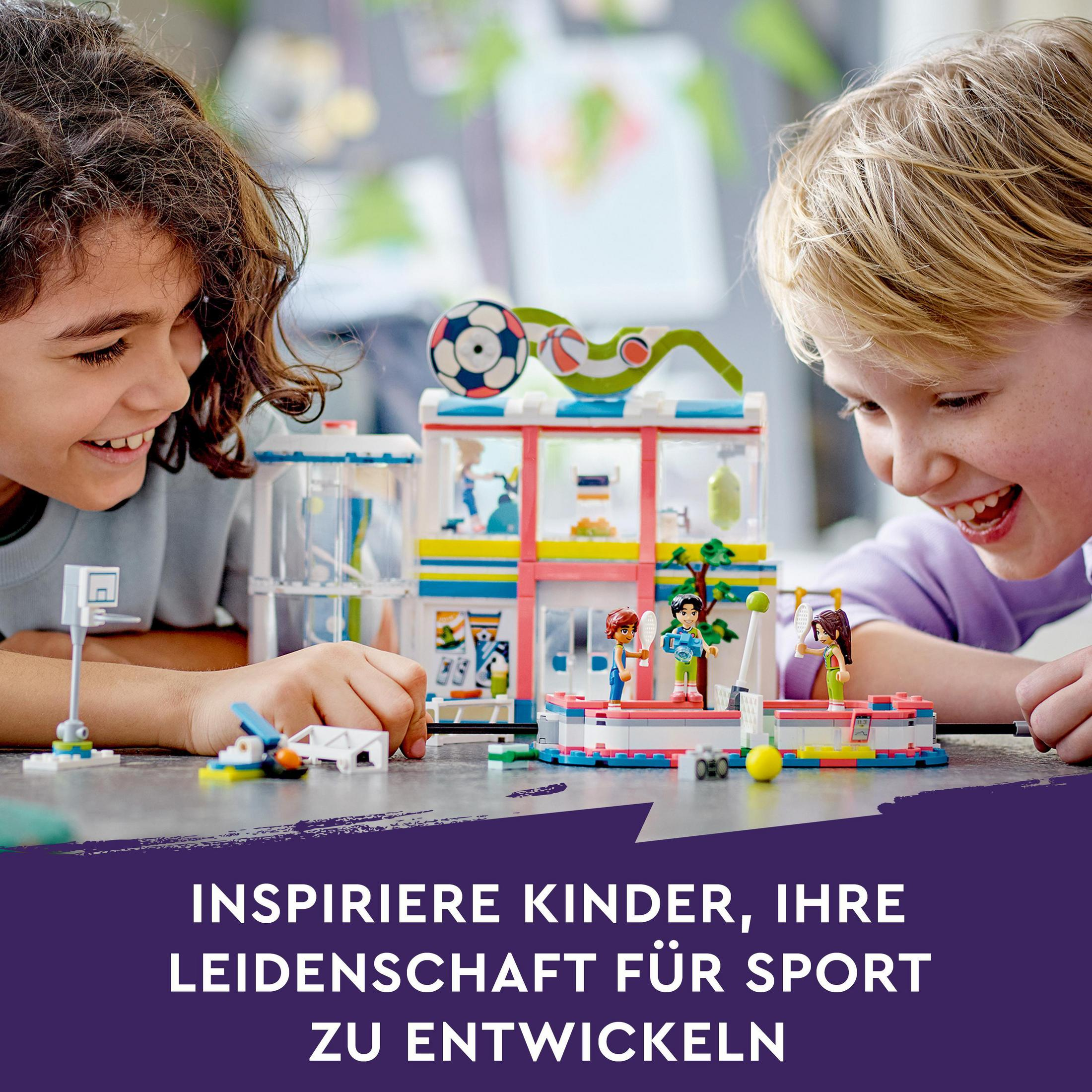 Dwoje dzieci patrzących na zestaw LEGO o tematyce sportowej. Tekst poniżej.