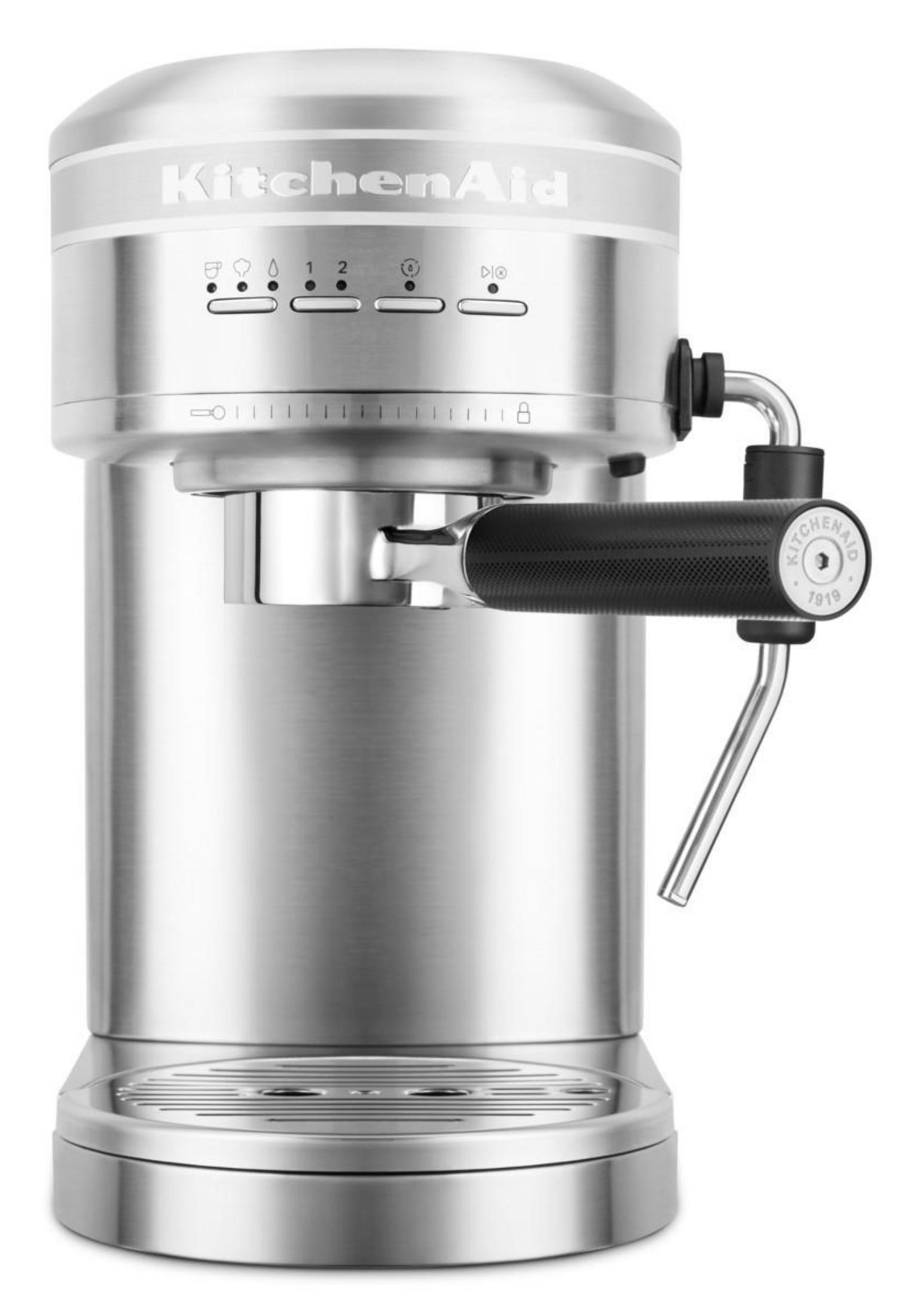 Silberne KitchenAid Espressomaschine, Frontansicht. Verfügt über Knöpfe und eine Dampflanze. Isoliert auf Weiß.